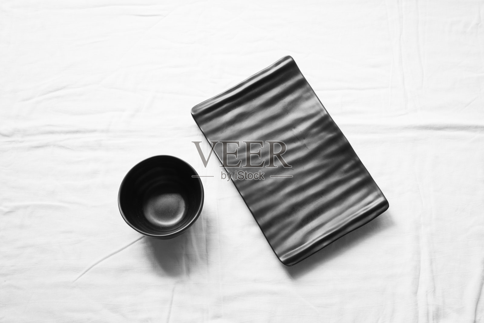 空的黑色碗和早餐盘在白色背景模拟照片摄影图片