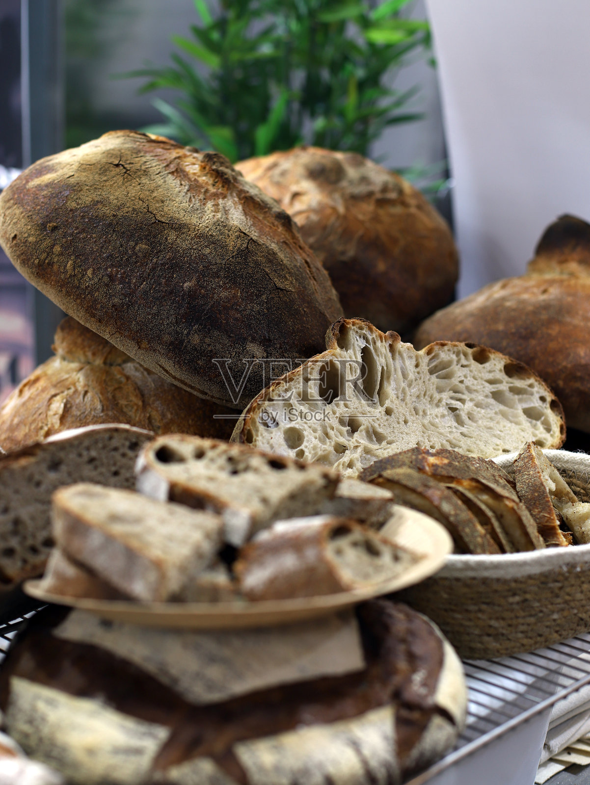 手工和有机面包在面包店新鲜出炉照片摄影图片