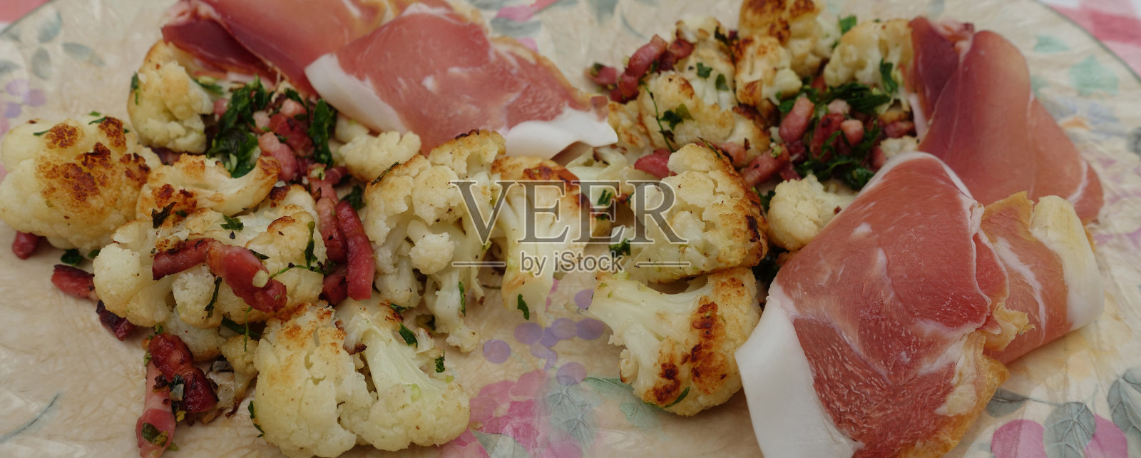 生火腿片配棕色花椰菜和培根照片摄影图片