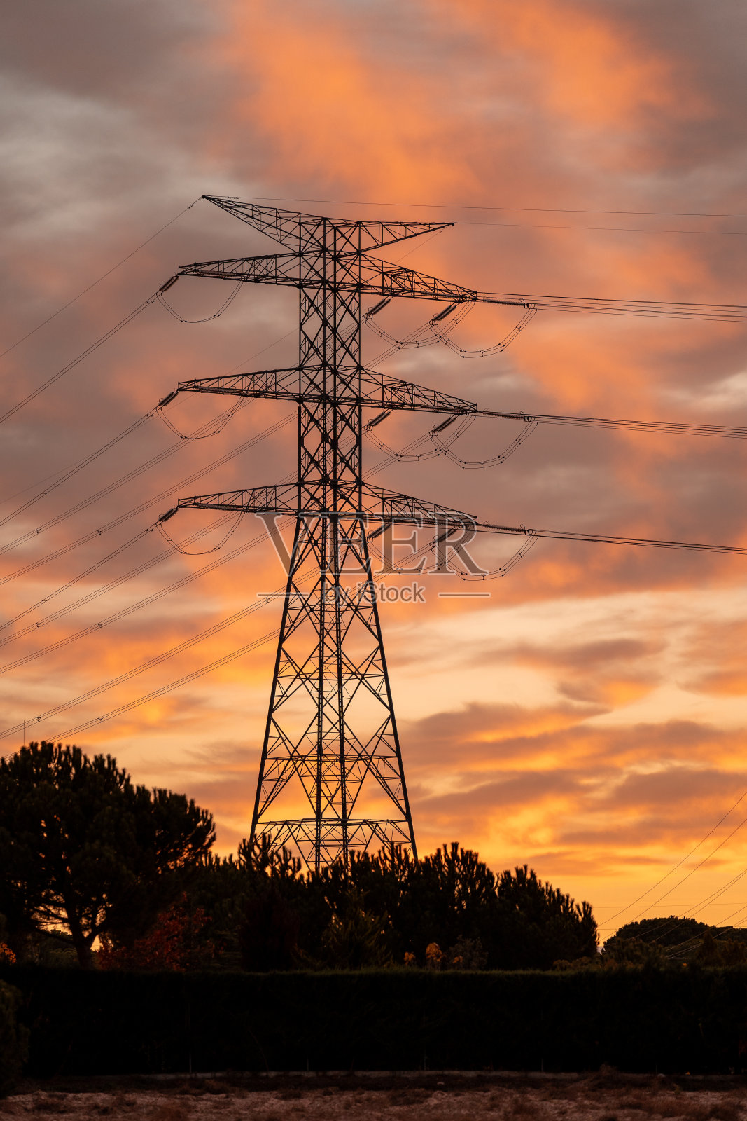 日落时高压电线的背光照片摄影图片