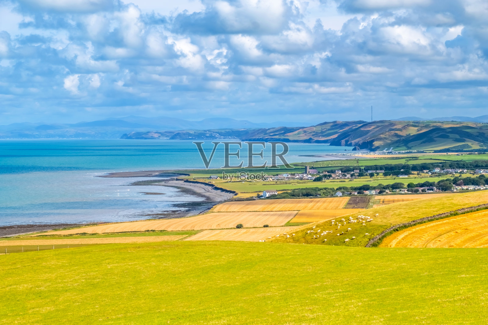塞雷迪辛湾，海和西威尔士海岸线照片摄影图片