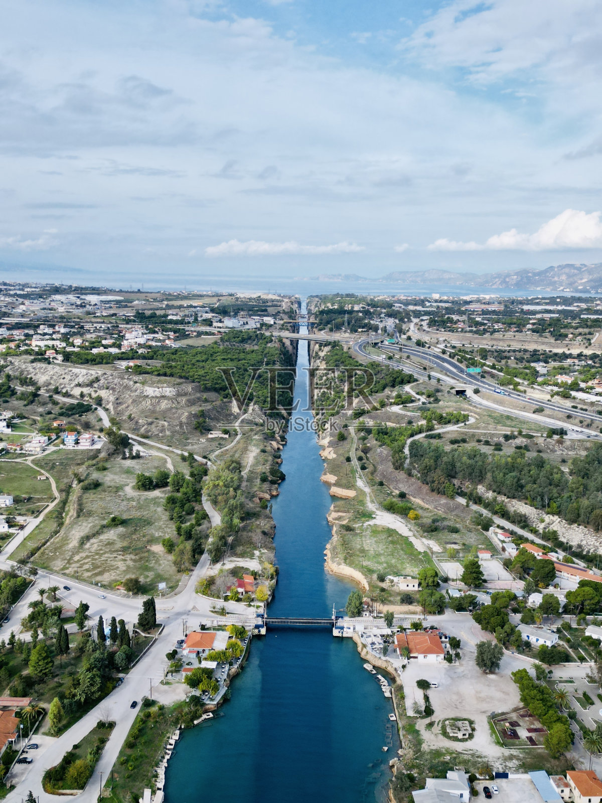 蓝天下的科林斯运河航拍图照片摄影图片