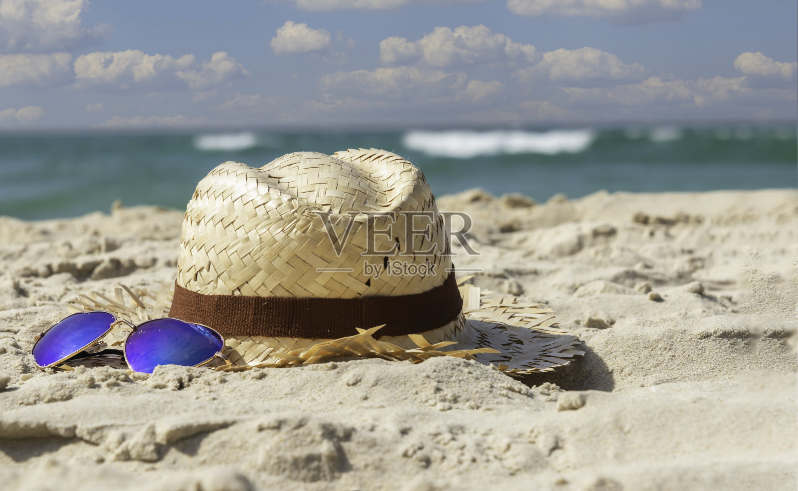 海滩配件阳光海岸沙滩在大海的背景。热带夏日度假概念上的夏日沙滩照片摄影图片