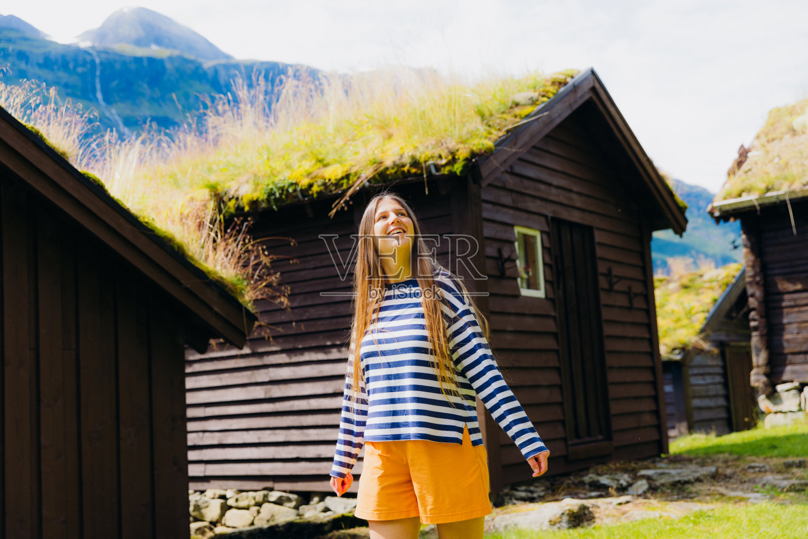 快乐的女游客欣赏阳光明媚的斯堪的纳维亚夏日户外照片摄影图片