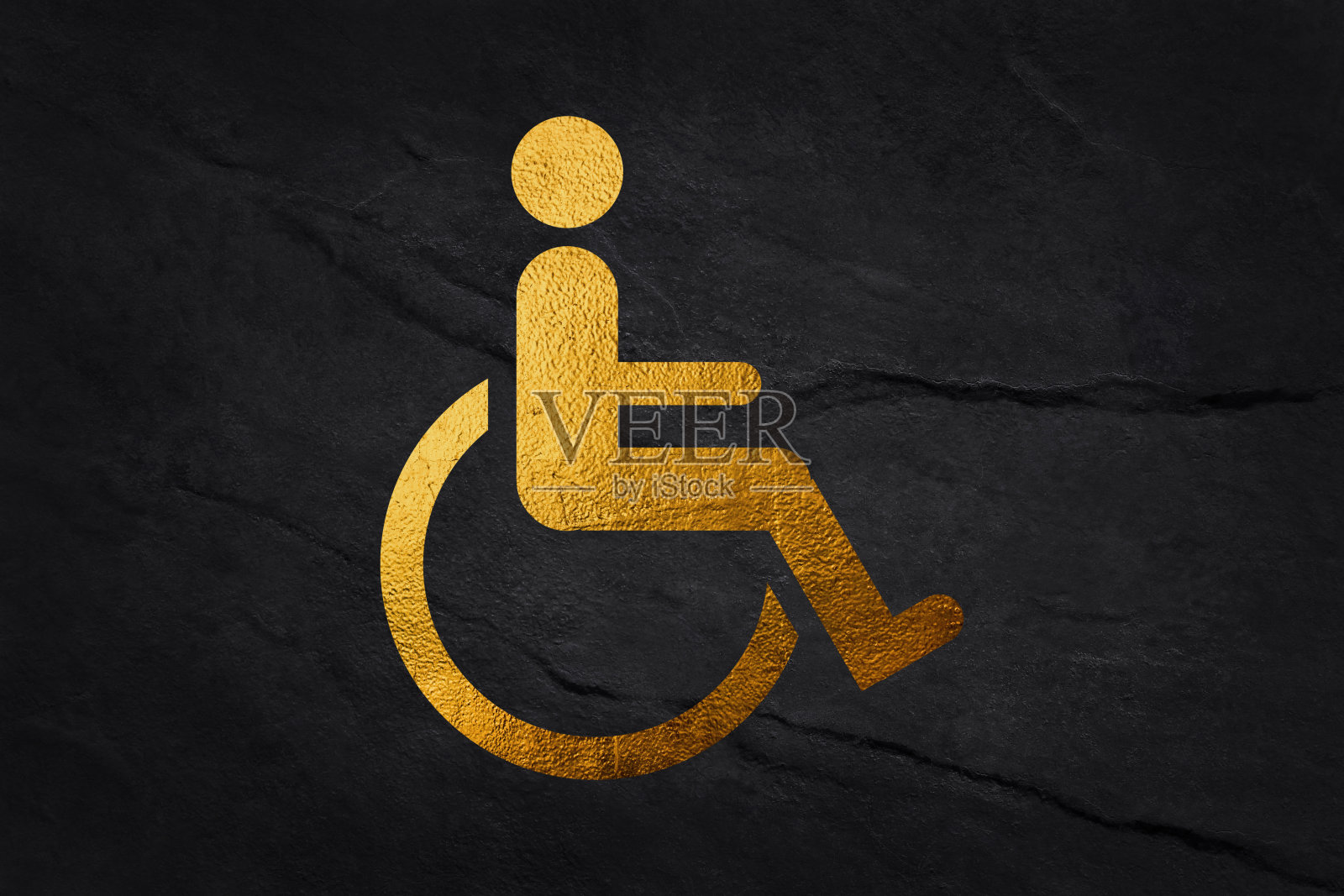 轮椅上残疾人的金色标志，木制厕所门上的彩色金色方块。照片摄影图片