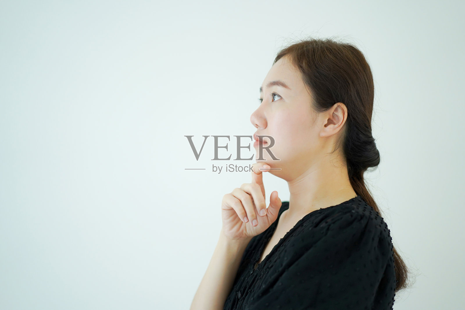 白底女子肖像。照片摄影图片