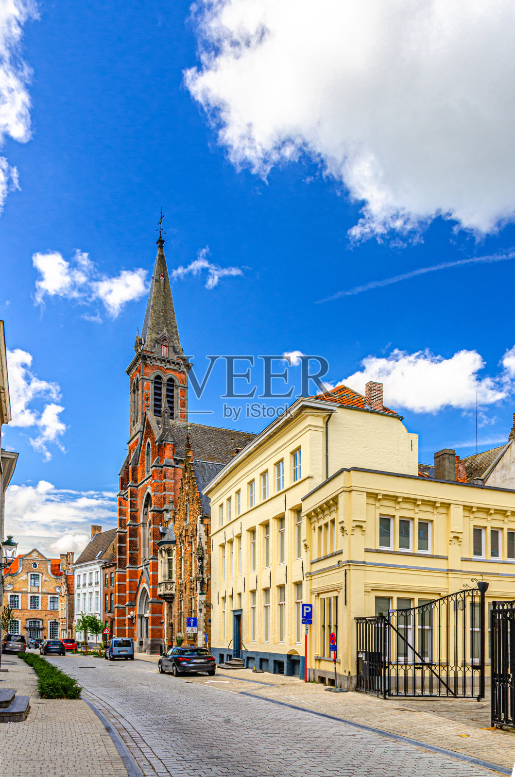 布鲁日市历史中心，布鲁日老城区博格区空旷狭窄的街道道路，比利时西弗兰德斯省布鲁日教堂哥特式建筑风格的塔楼照片摄影图片