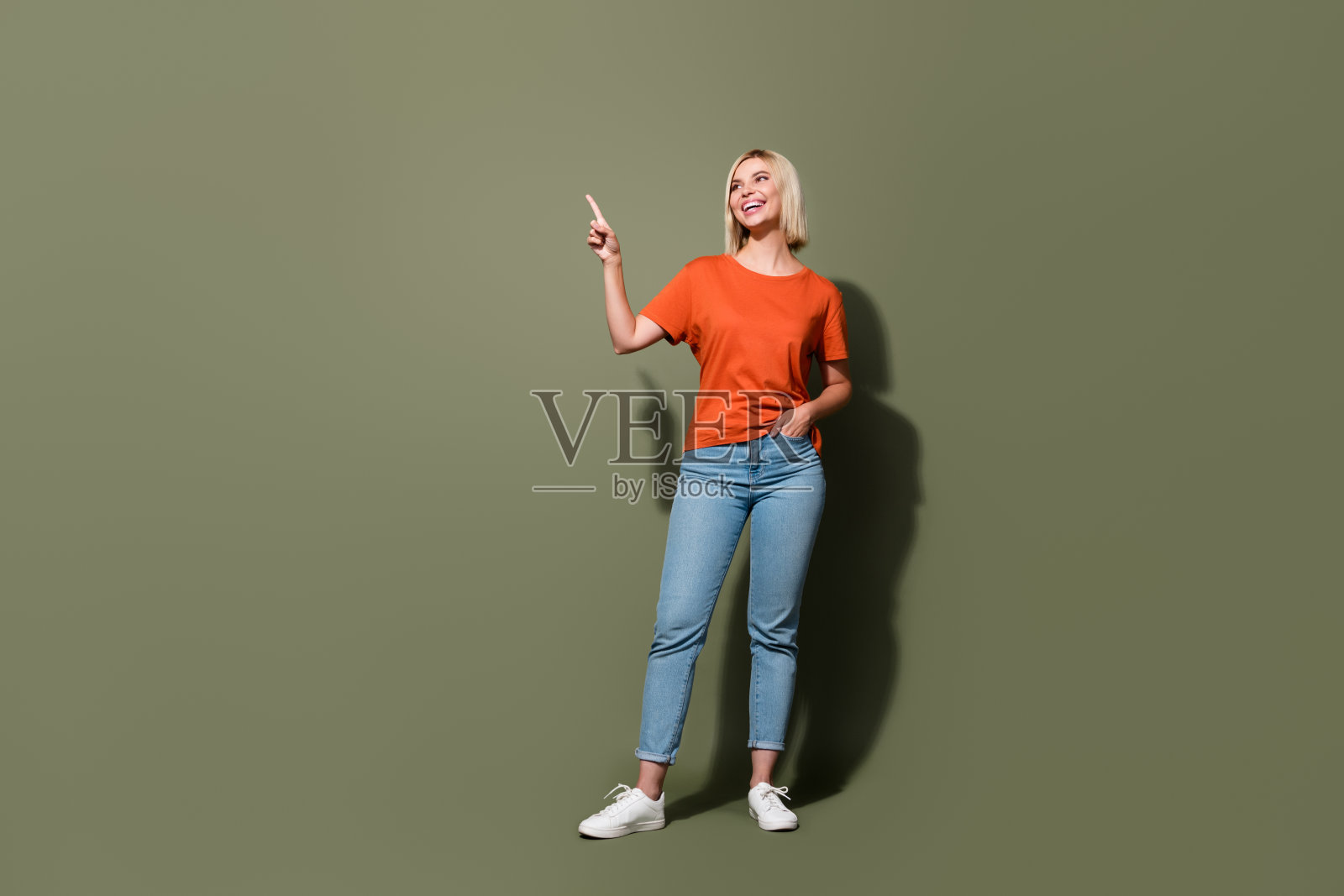 全尺寸照片漂亮的年轻女孩手口袋购物点空穿时髦的橙色服装孤立的卡其色背景照片摄影图片