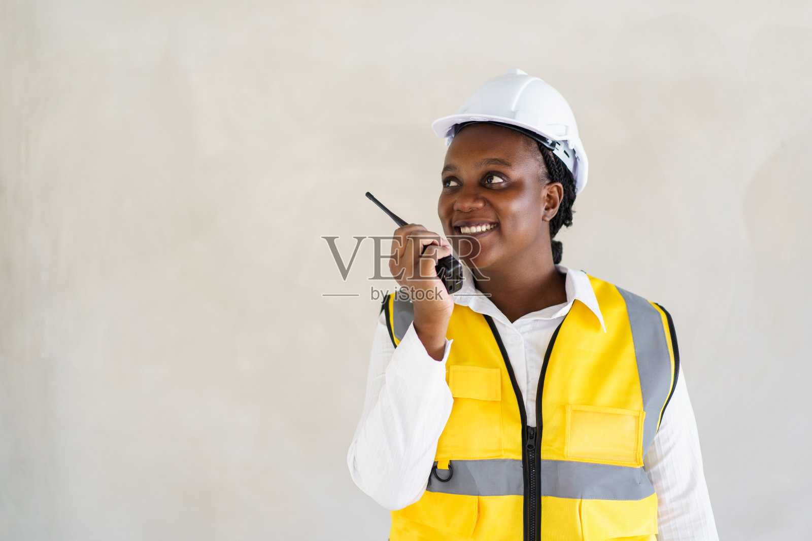 在建筑工地工作的女承包商。照片摄影图片