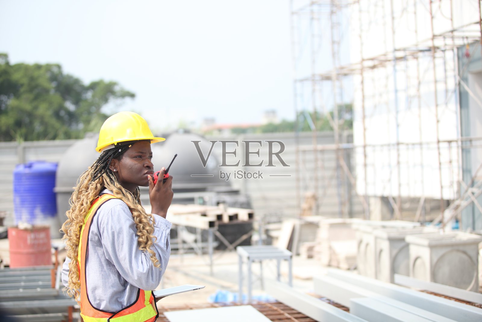 工地建筑工人或工厂工人。照片摄影图片