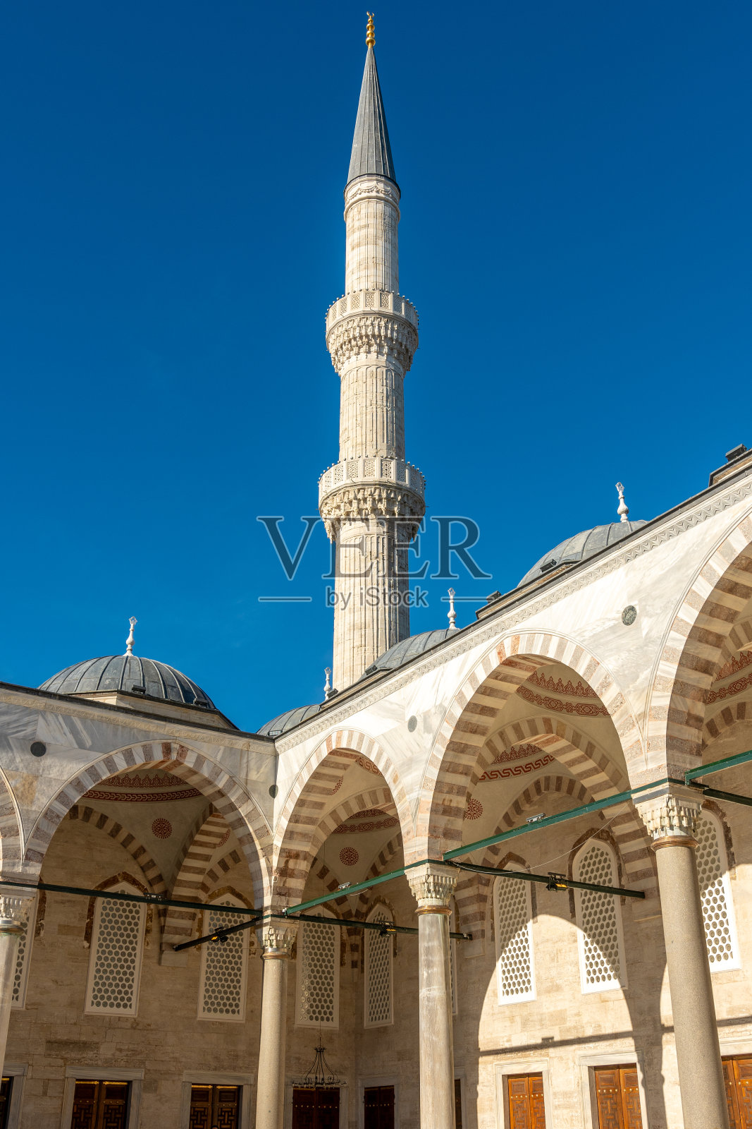 土耳其伊斯坦布尔蓝色清真寺的尖塔。照片摄影图片