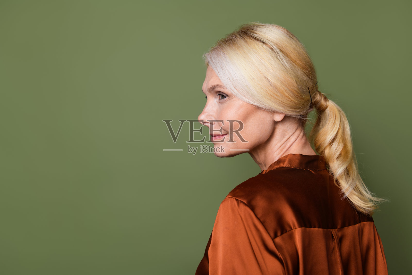 照片肖像迷人的退休妇女转身空穿着时髦的棕色丝绸衣服孤立的卡其色背景照片摄影图片