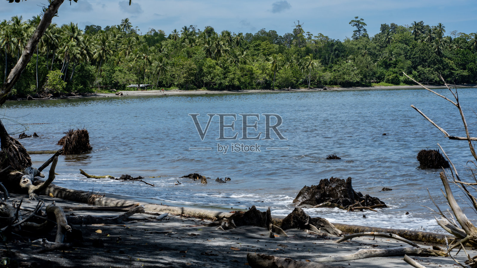 温和的波浪作用与气候变化的影响在前景。照片摄影图片