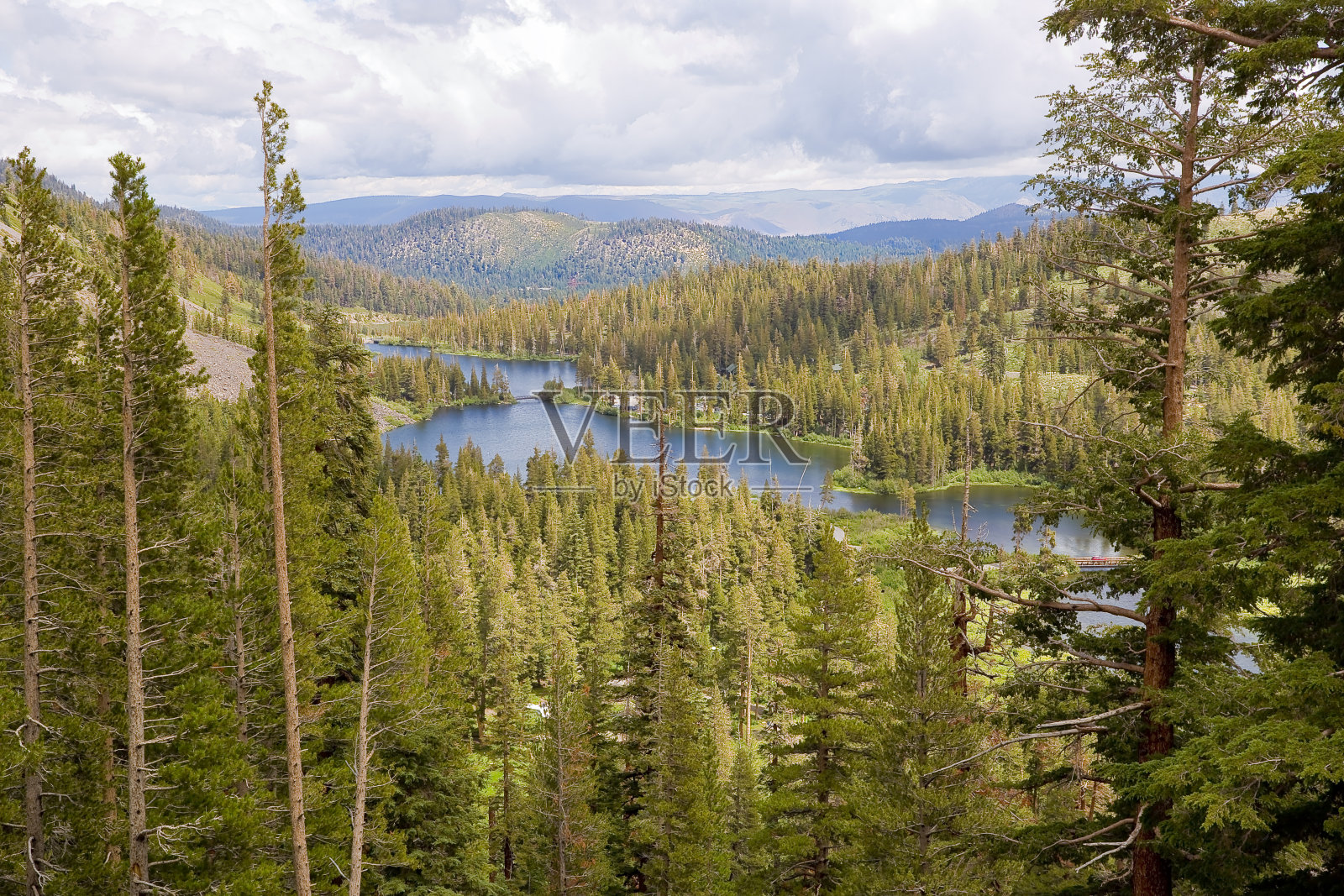 猛犸湖景观与山脉，湖泊和云杉森林-加利福尼亚-美国照片摄影图片