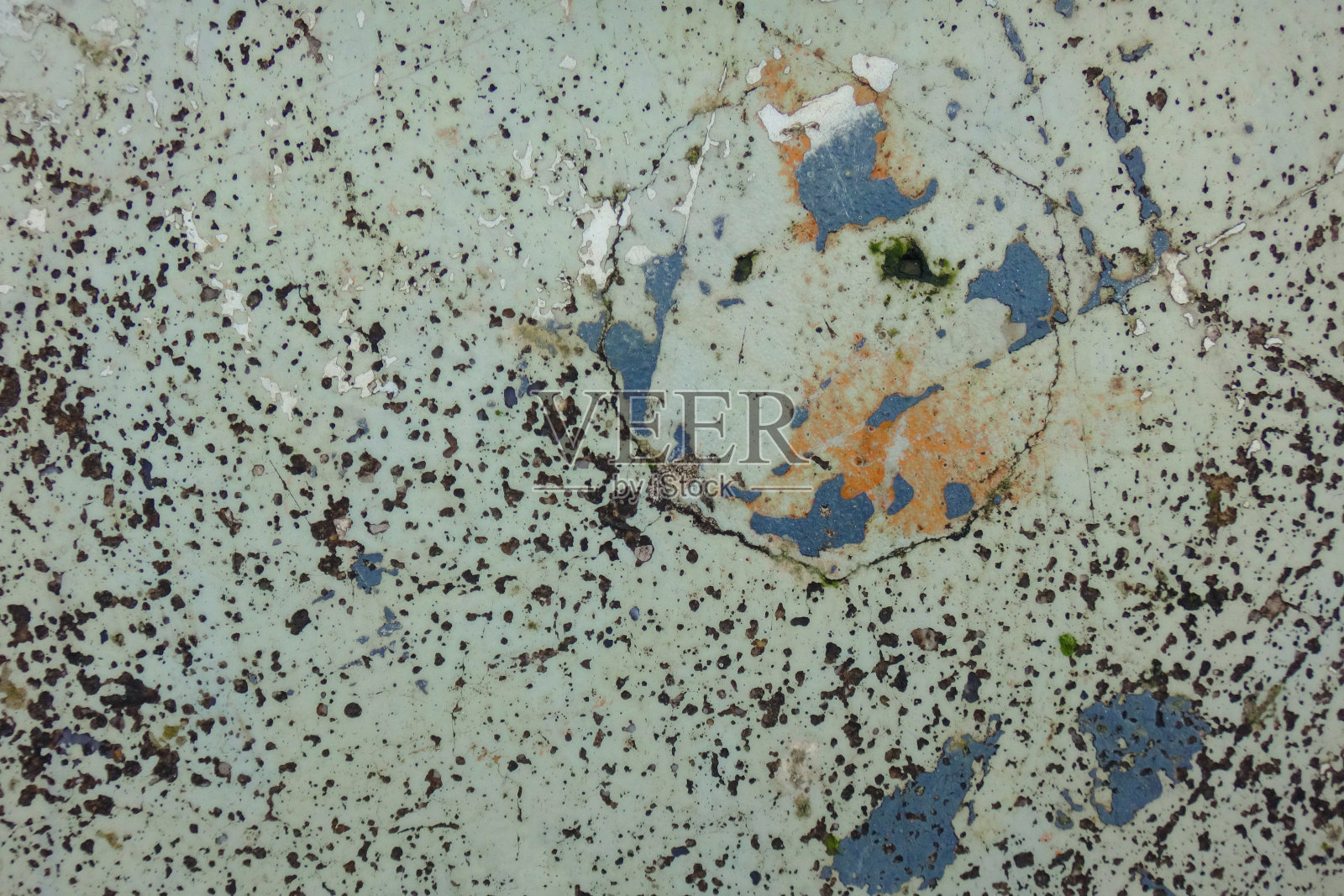 灰色的墙壁上有划痕的油漆照片摄影图片