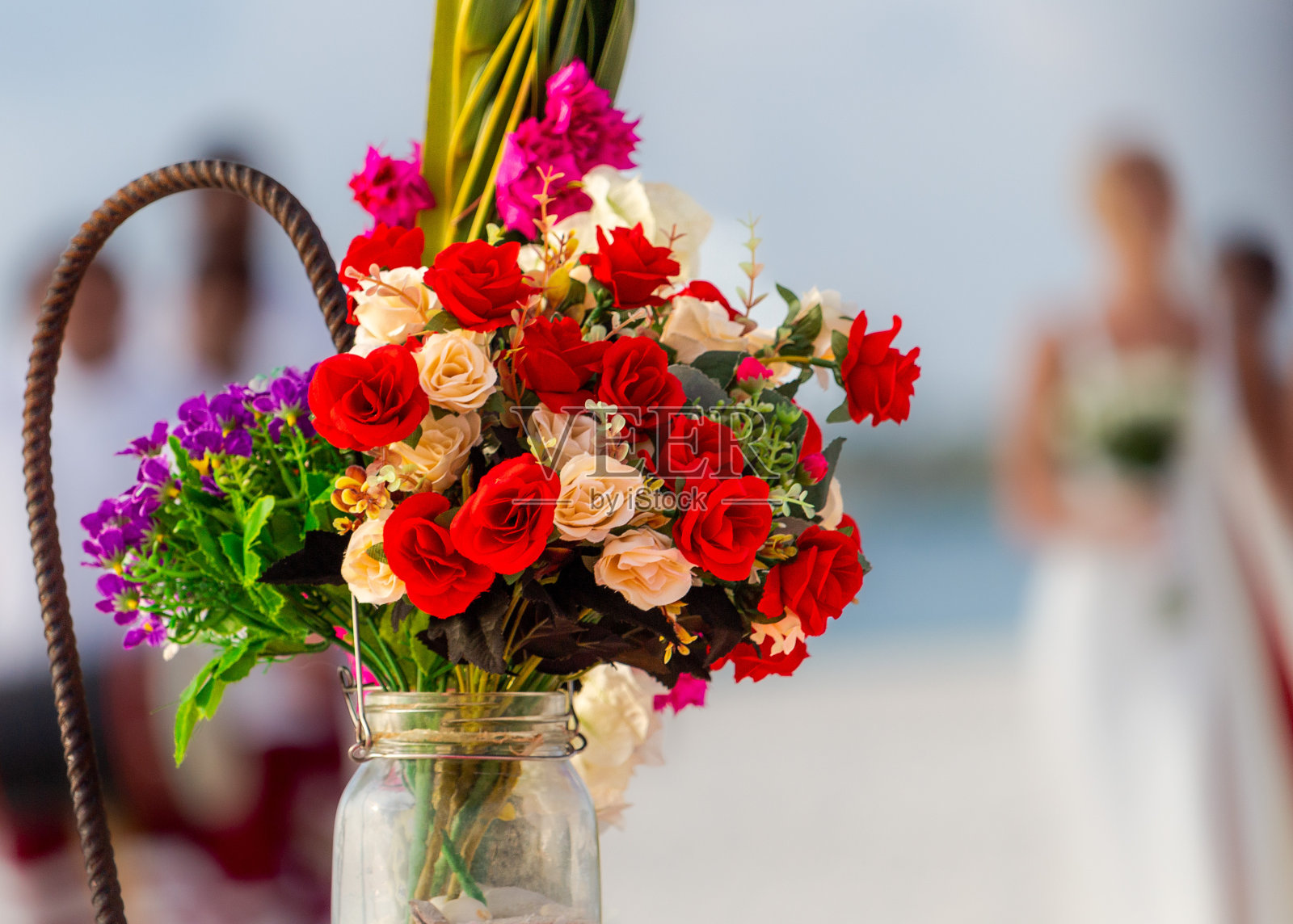 有吹风机的玻璃罐子，背景是新娘照片摄影图片