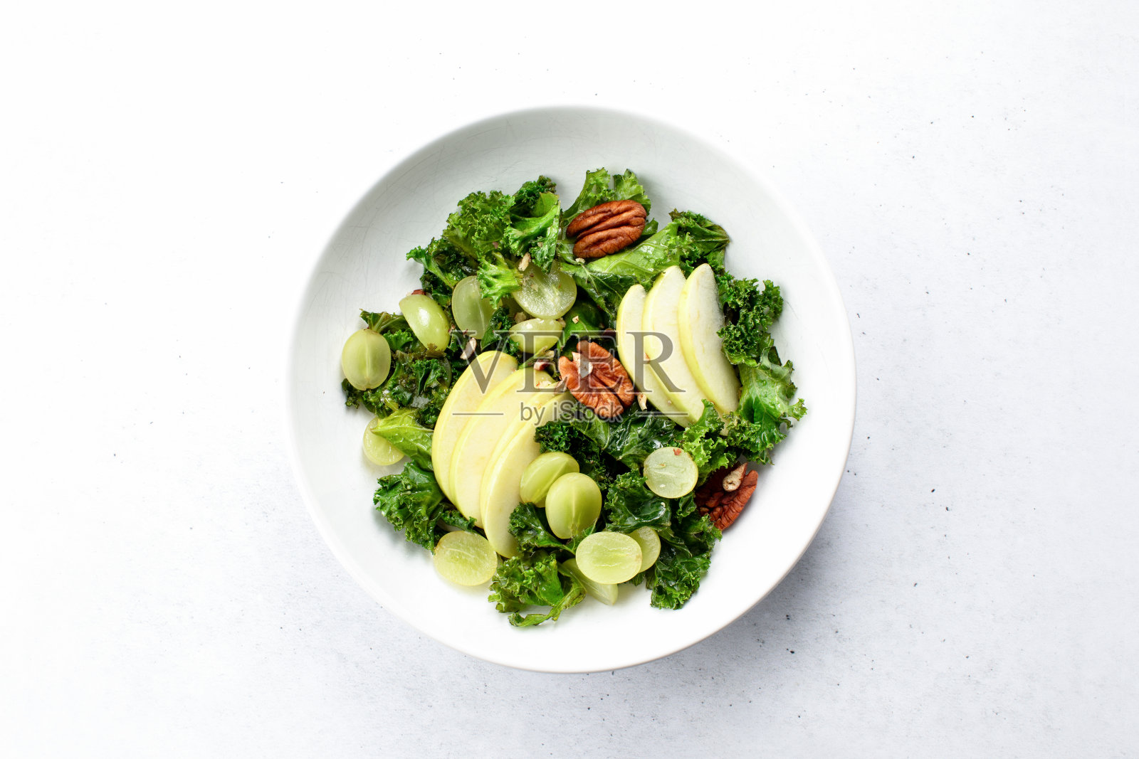 绿色高纤维羽衣甘蓝和苹果沙拉，俯视图照片摄影图片