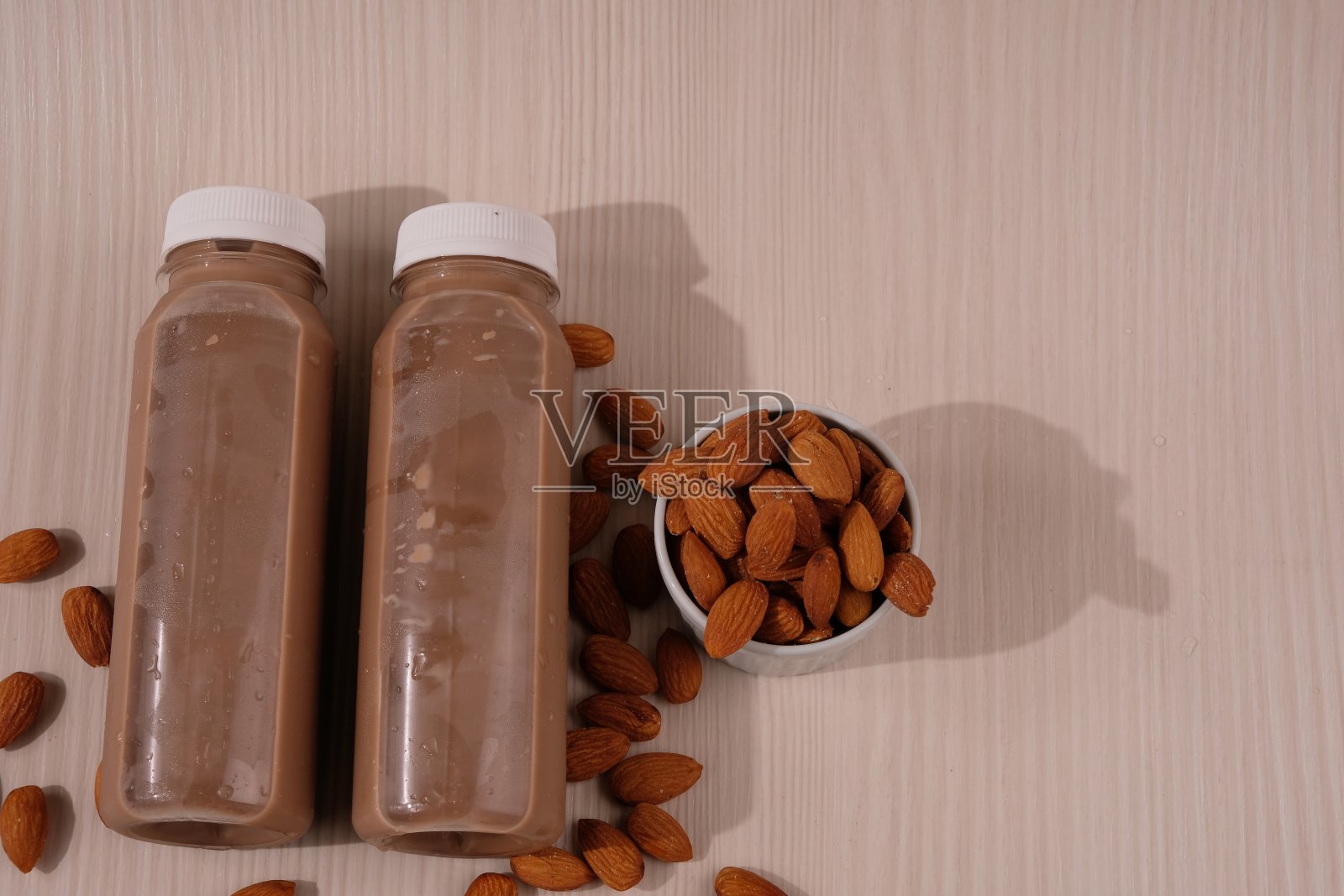 杏仁巧克力牛奶，苏苏杏仁。瓶装巧克力杏仁奶。杏仁对健康有很多好处，对饮食也有好处。李属dulcis。适合纯素食者及乳糖不耐者。照片摄影图片