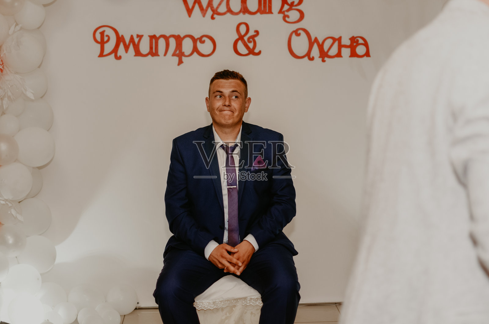 新郎和丈夫坐着等待新娘照片摄影图片