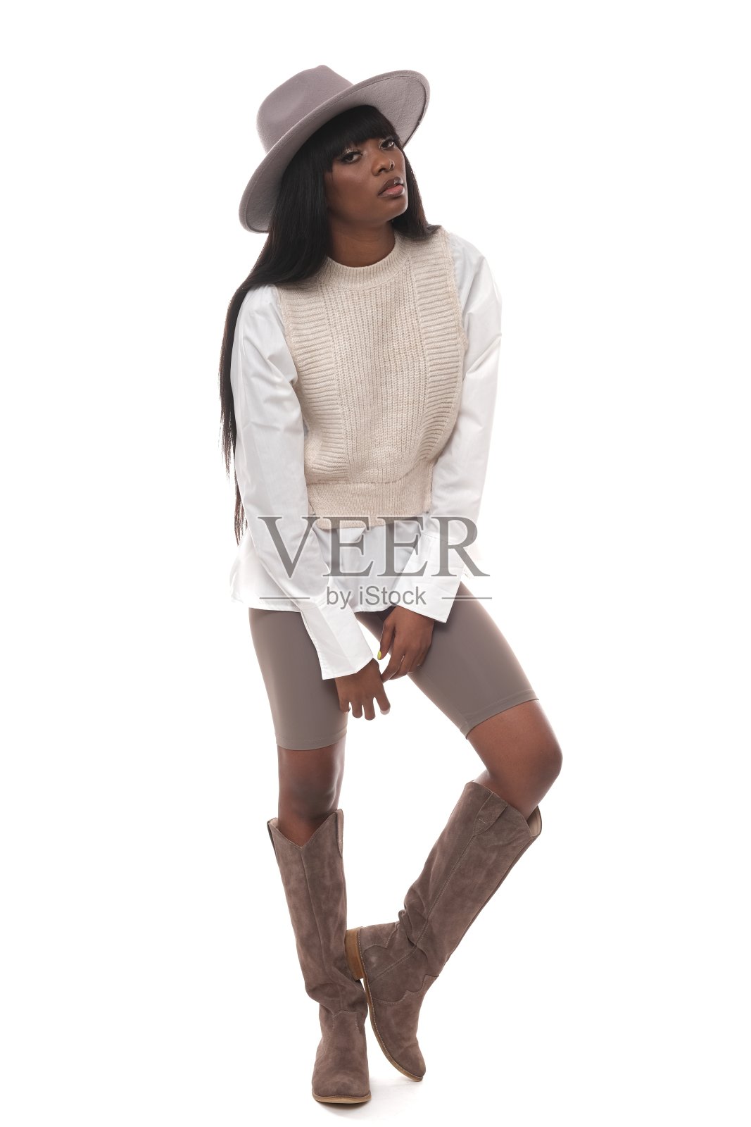 穿着时髦衣服的时髦的非裔美国妇女。照片摄影图片