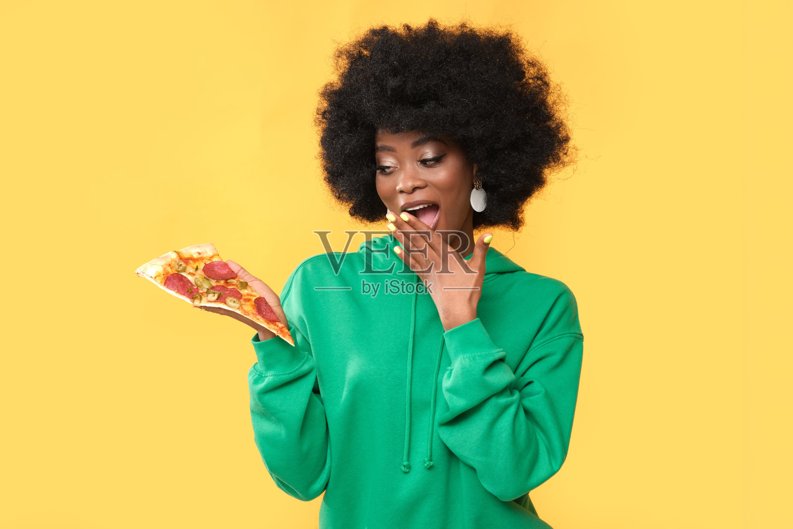 模特手里拿着美味的披萨。照片摄影图片