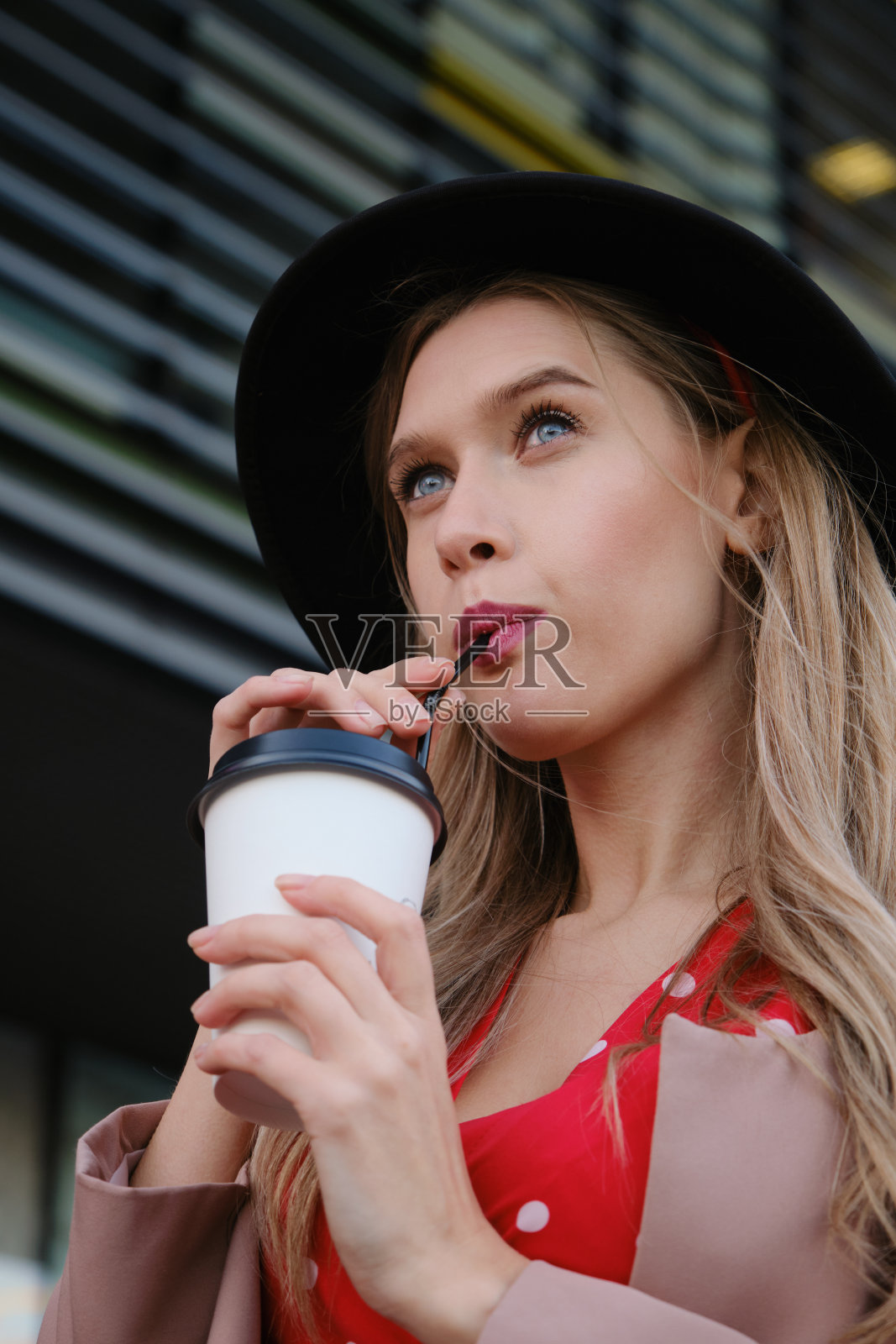 年轻的奢侈女人照片摄影图片