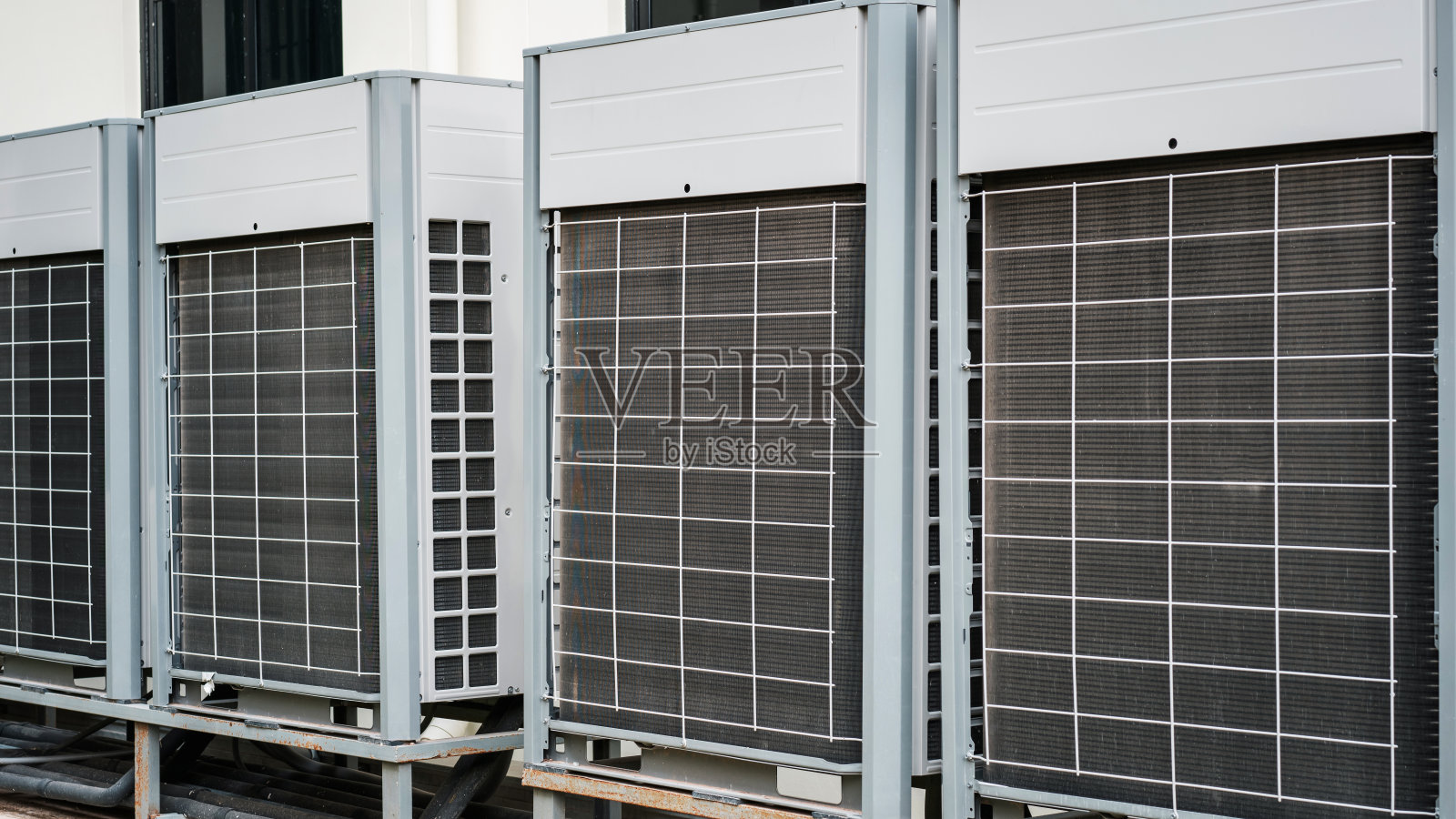 安装在建筑物墙壁上的空调压缩机，以及工业空调机组和通风系统。冷却系统。照片摄影图片