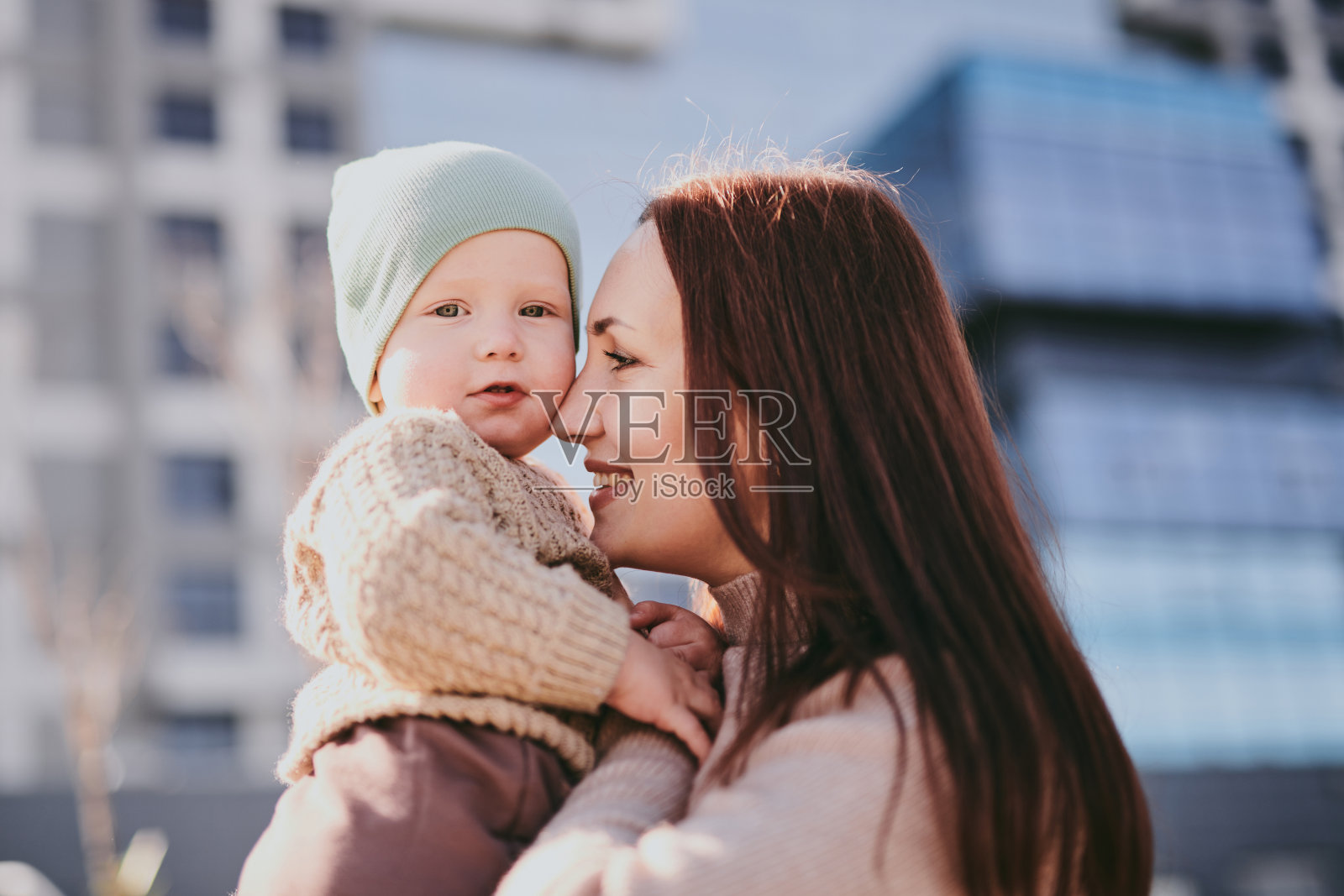 年轻母亲和儿子的肖像。快乐的母亲，在阳光明媚的秋日与男孩玩耍的女人照片摄影图片