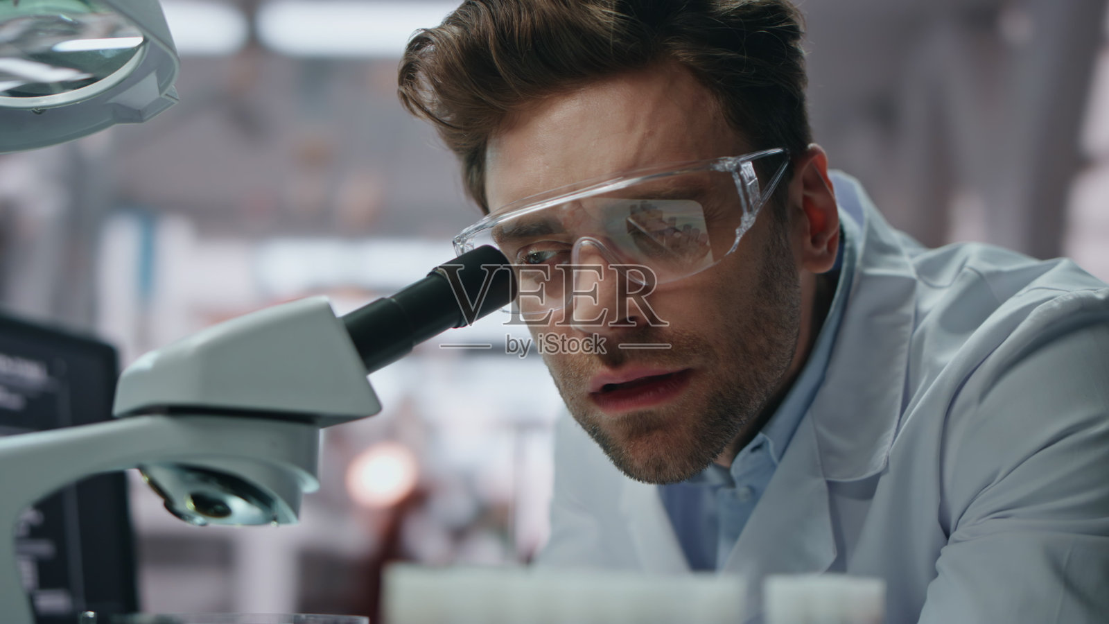 医学技术人员检查显微镜进行实验室特写调查。照片摄影图片