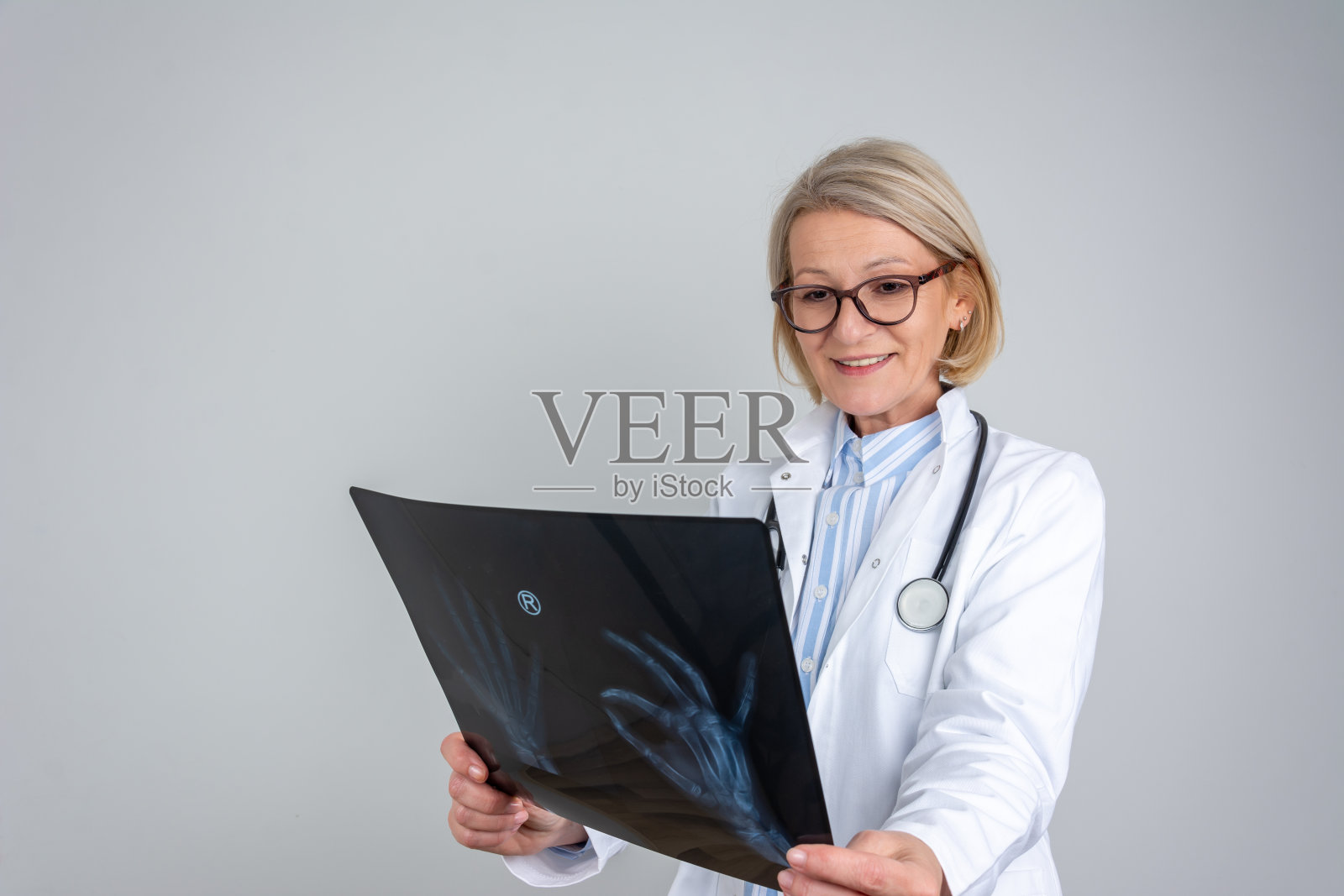 高级医护人员拿着x光片照片摄影图片