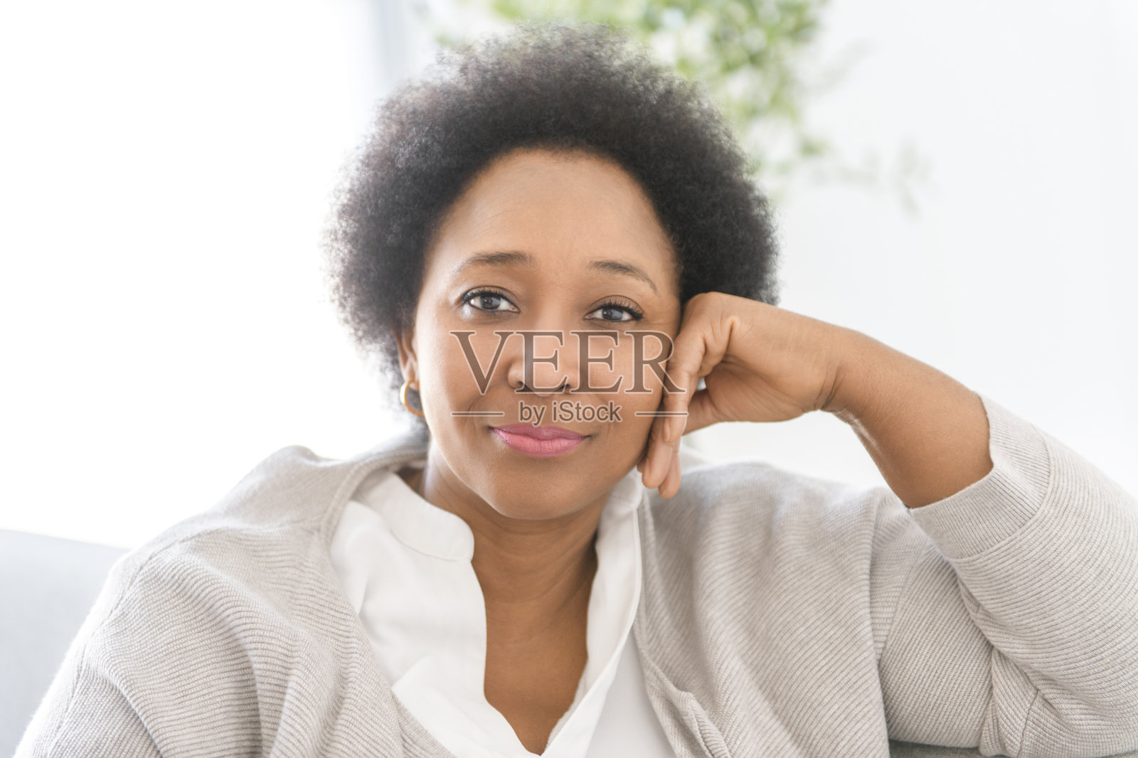 黑人妇女坐在家里的沙发上照片摄影图片