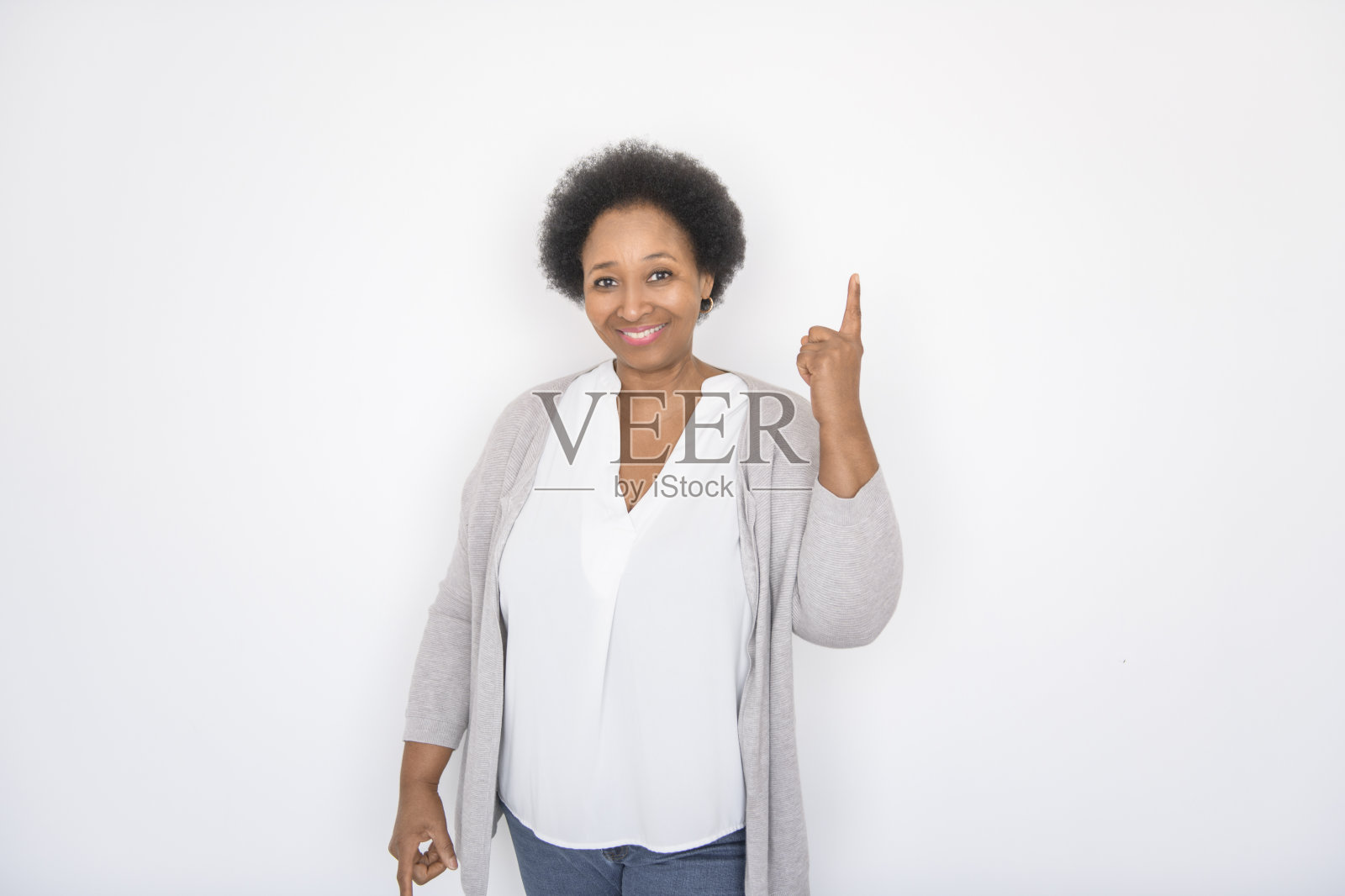 白人背景的资深美国黑人女性指着什么照片摄影图片