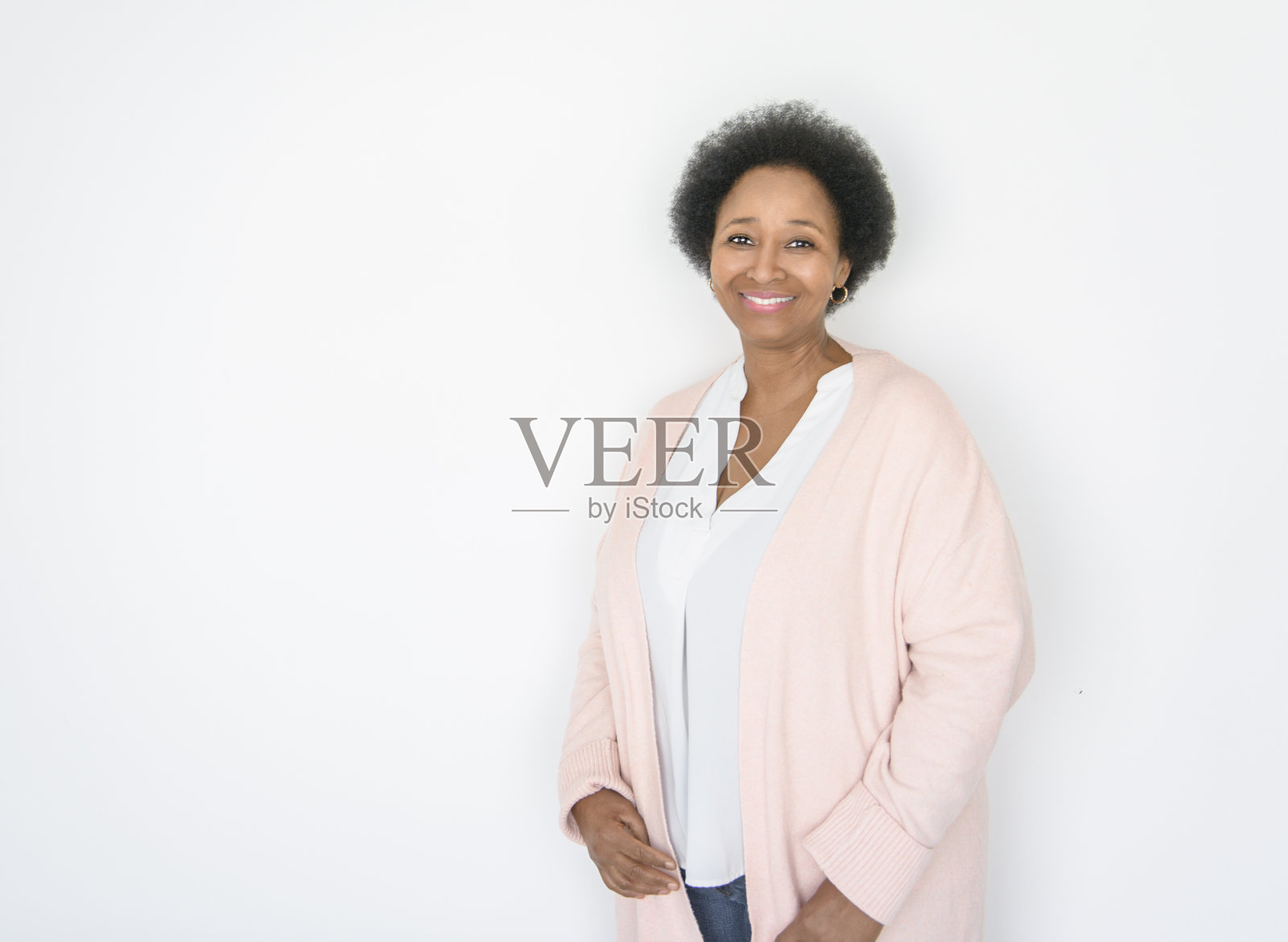 一个黑人妇女在白色背景上的漂亮肖像照片摄影图片