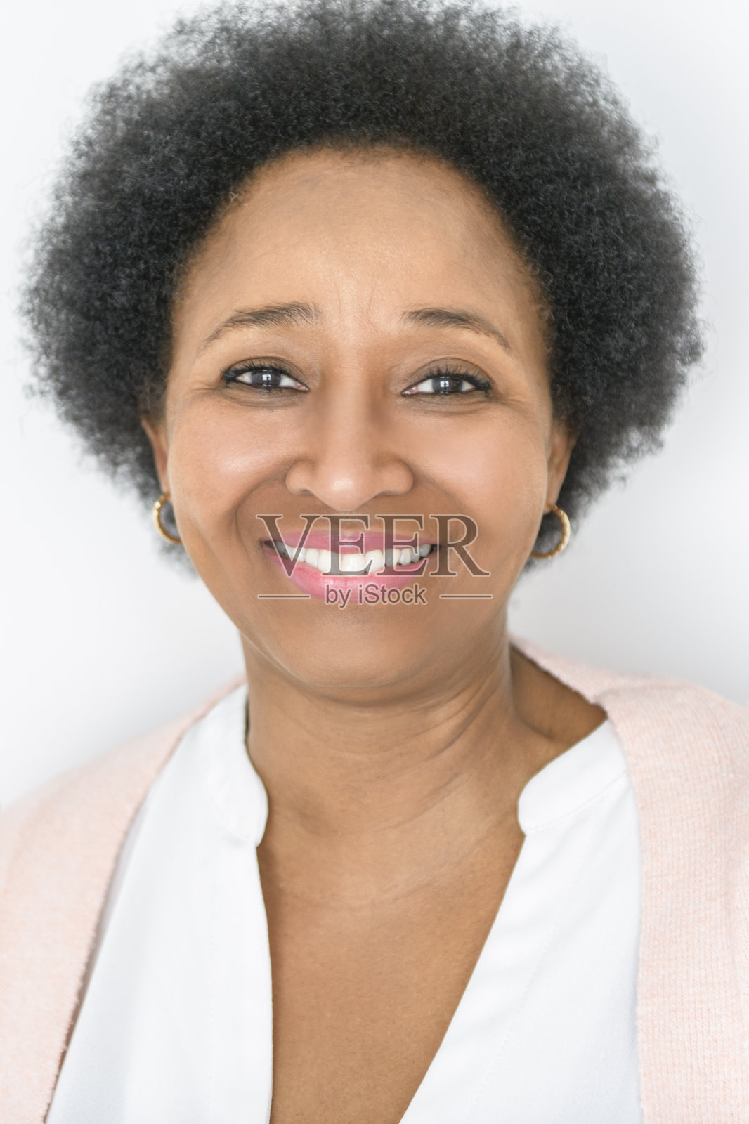 一个黑人妇女在白色背景上的漂亮肖像照片摄影图片