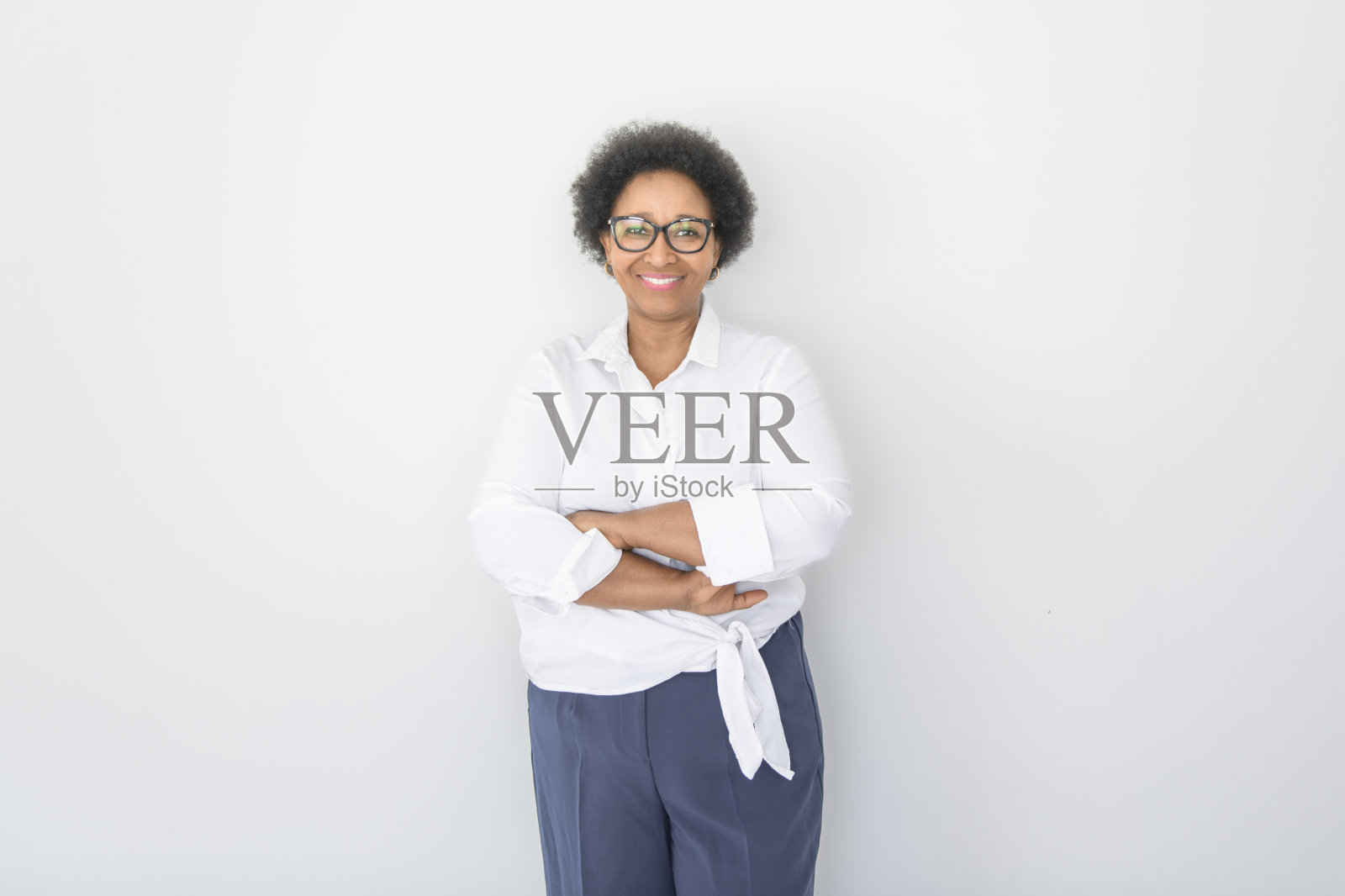 一个黑人女商人在工作室白色背景上的漂亮肖像照片摄影图片