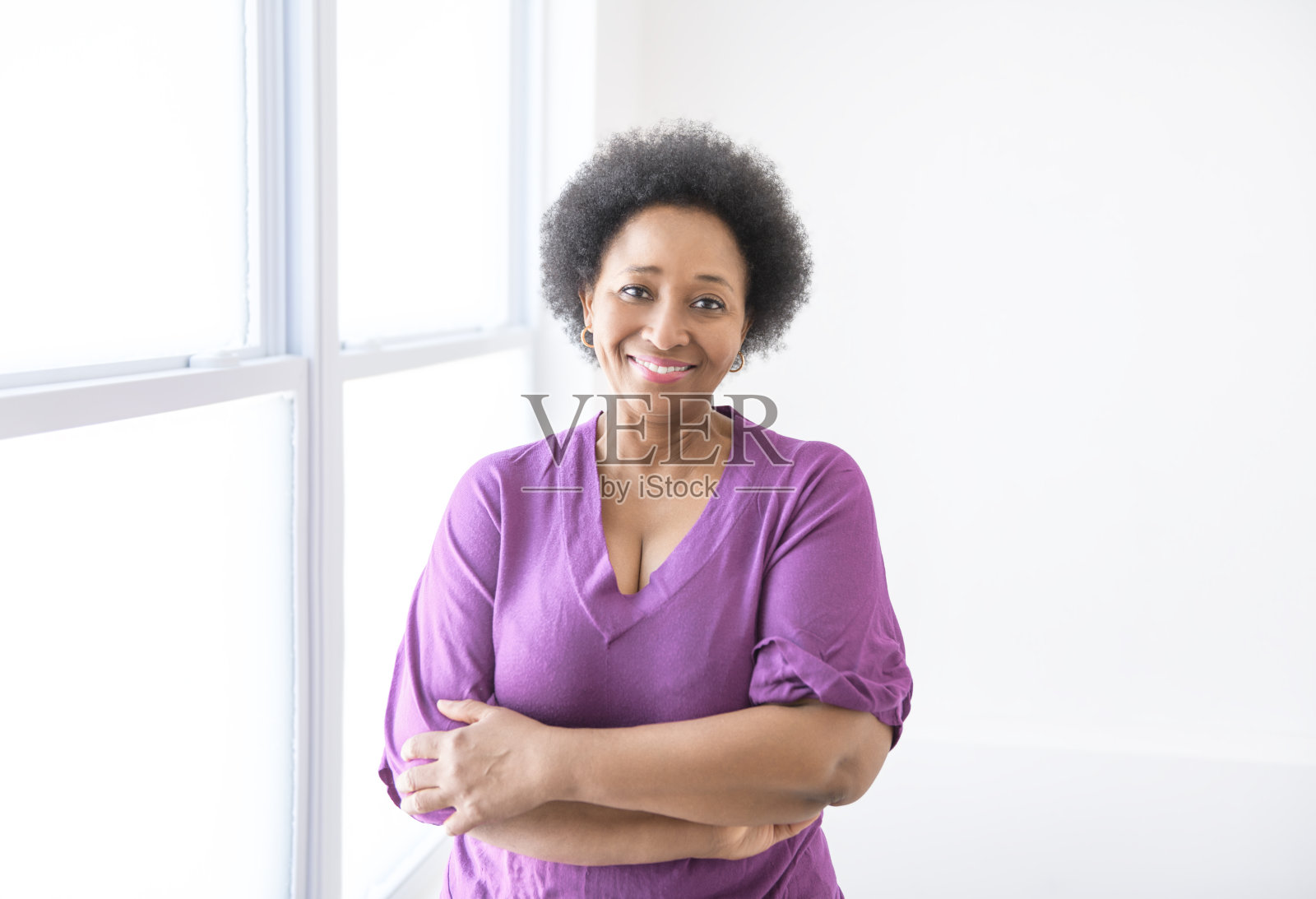 白人背景工作室的资深美国黑人女性照片摄影图片