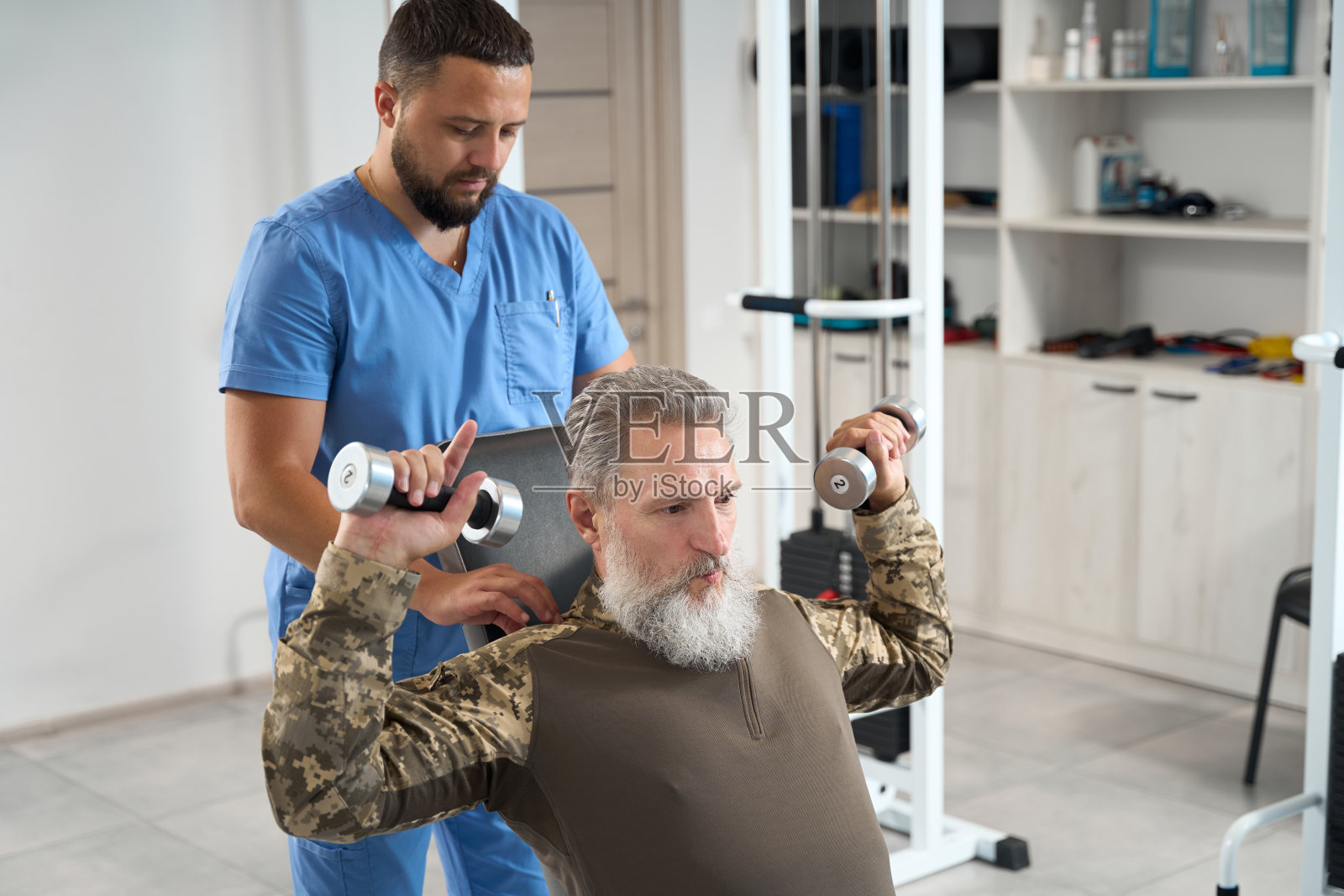 穿着迷彩服的军人在体育馆里锻炼照片摄影图片