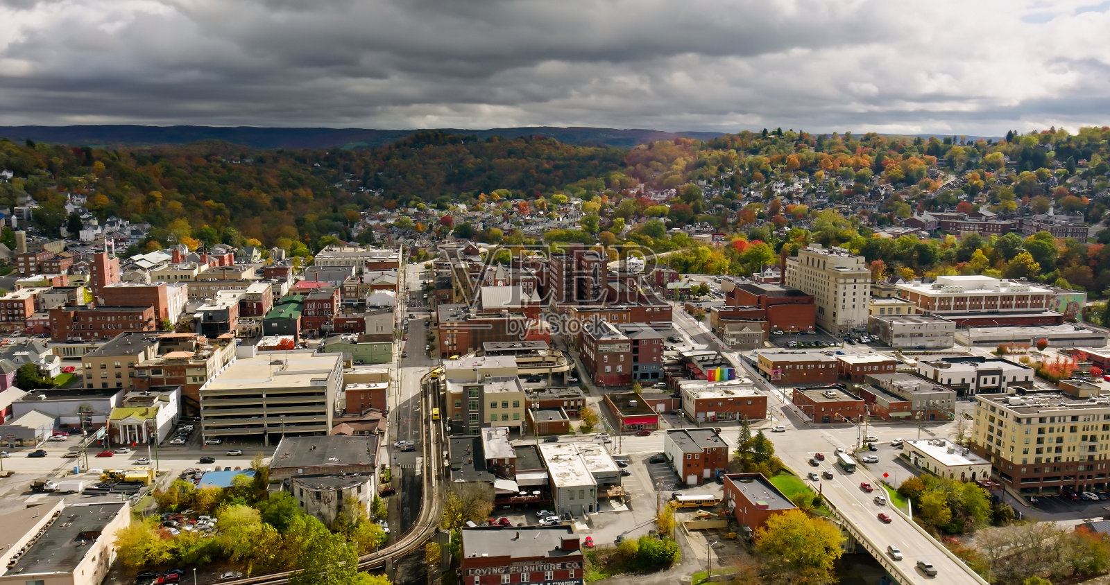 无人机拍摄的摩根敦，西弗吉尼亚州阴天照片摄影图片