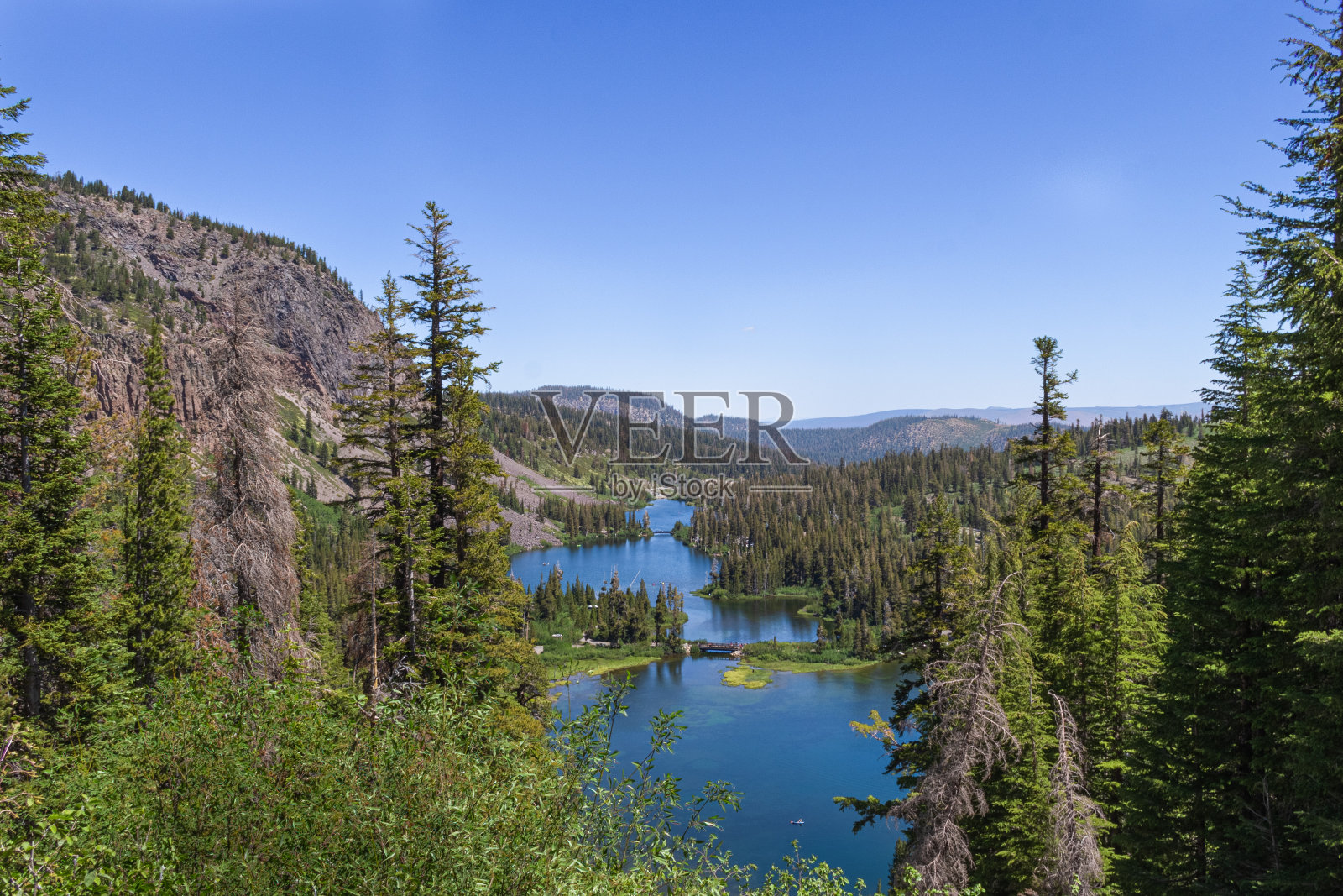一个山谷中的大湖，周围有山和树照片摄影图片