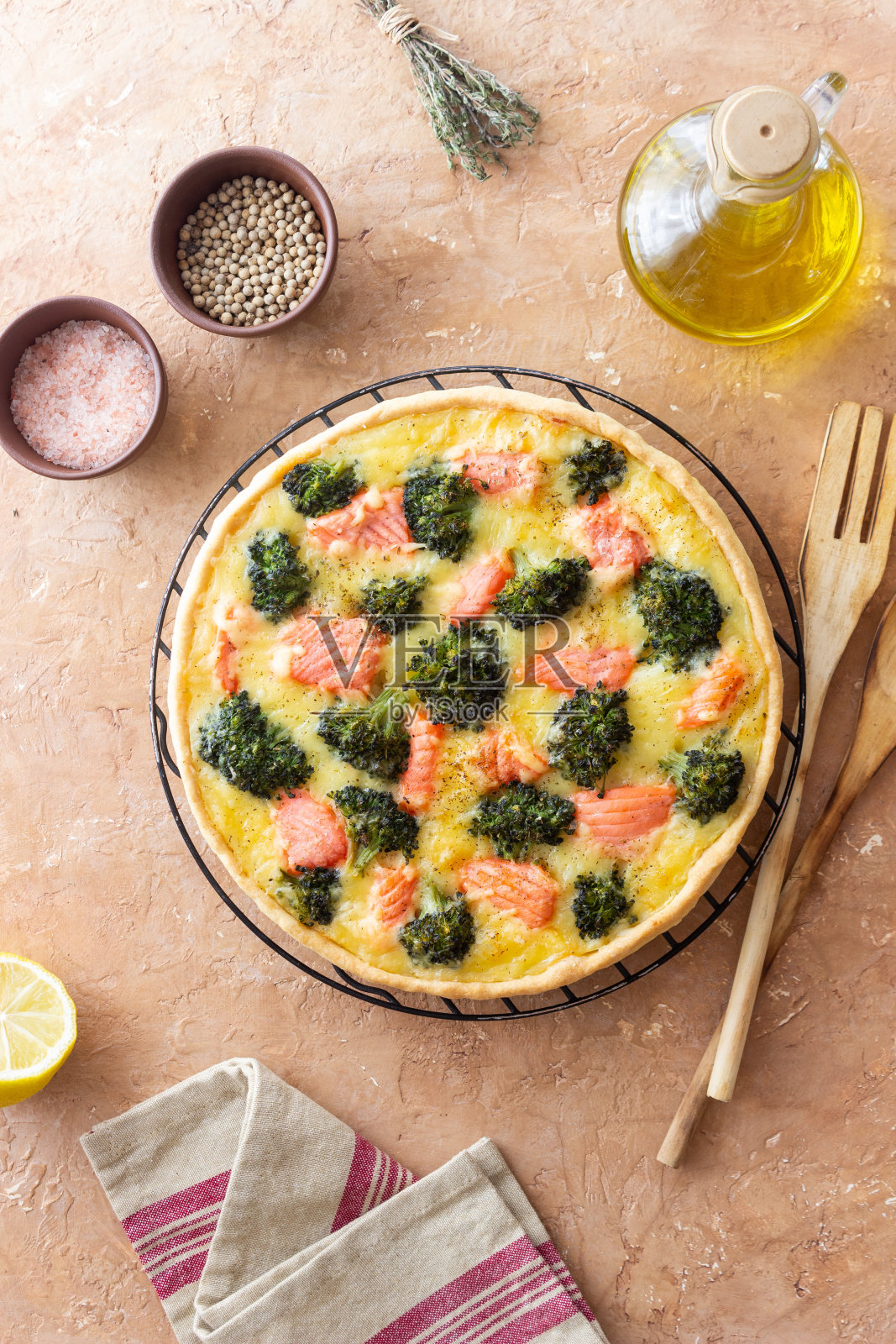 乳蛋饼或馅饼配鲑鱼和西兰花。法国菜。照片摄影图片