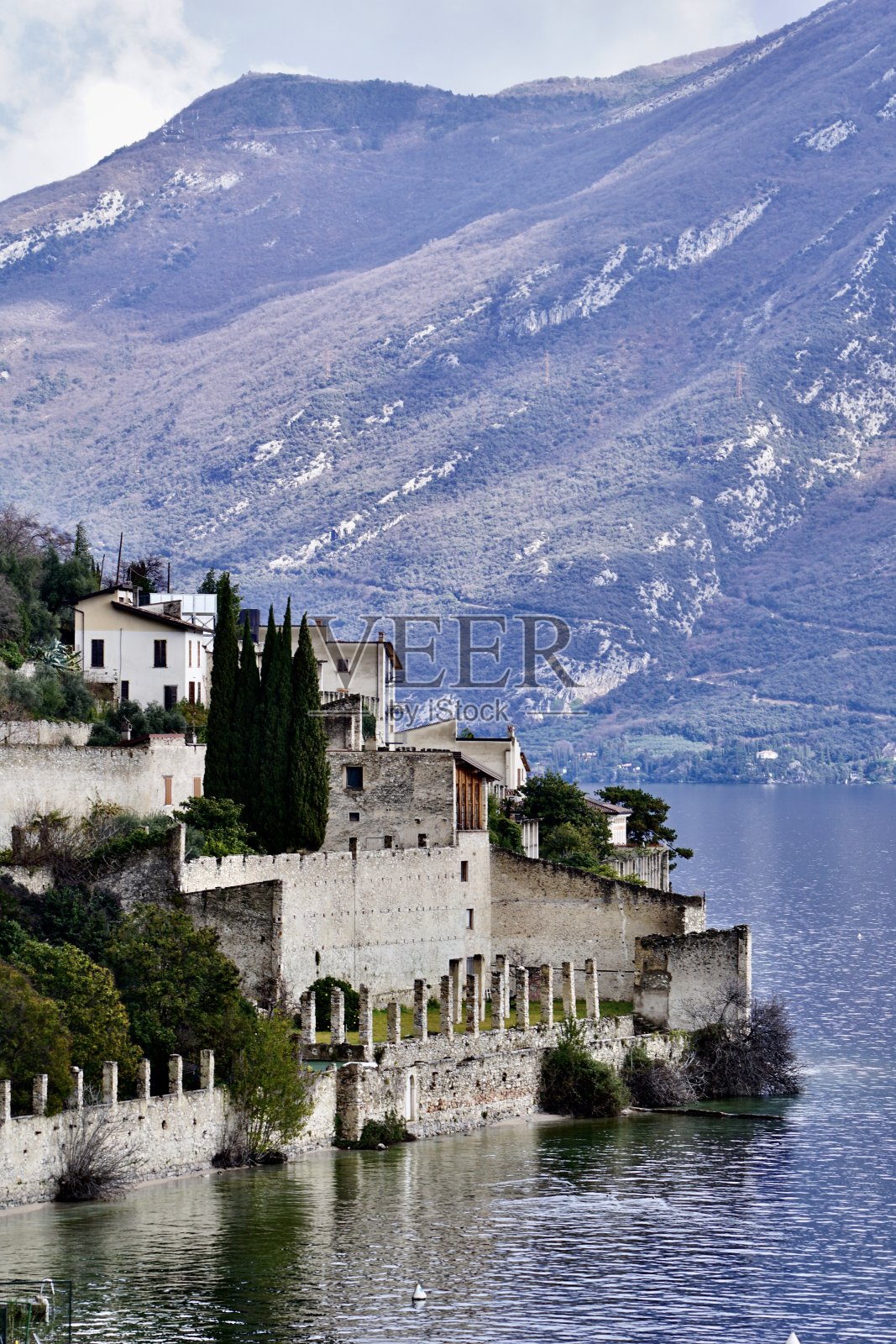 Limone sul Garda是伦巴第(意大利北部)布雷西亚省的一个城镇，位于加尔达湖西岸。照片摄影图片