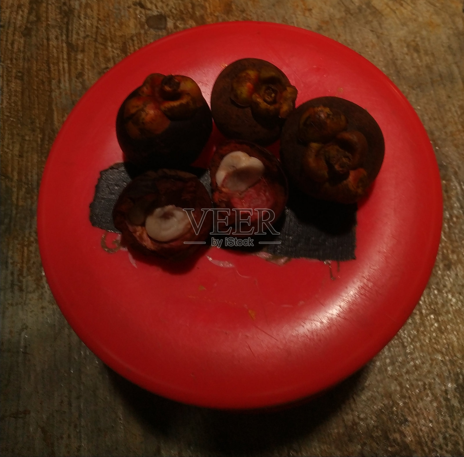 山竹果被切过的和没有切过的照片摄影图片