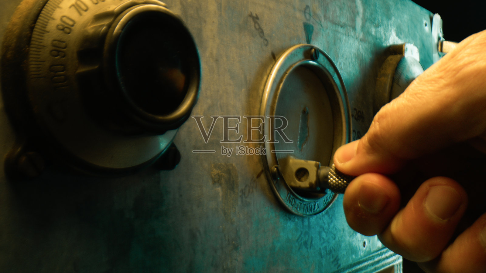 打开保险柜的轮子偷钱照片摄影图片