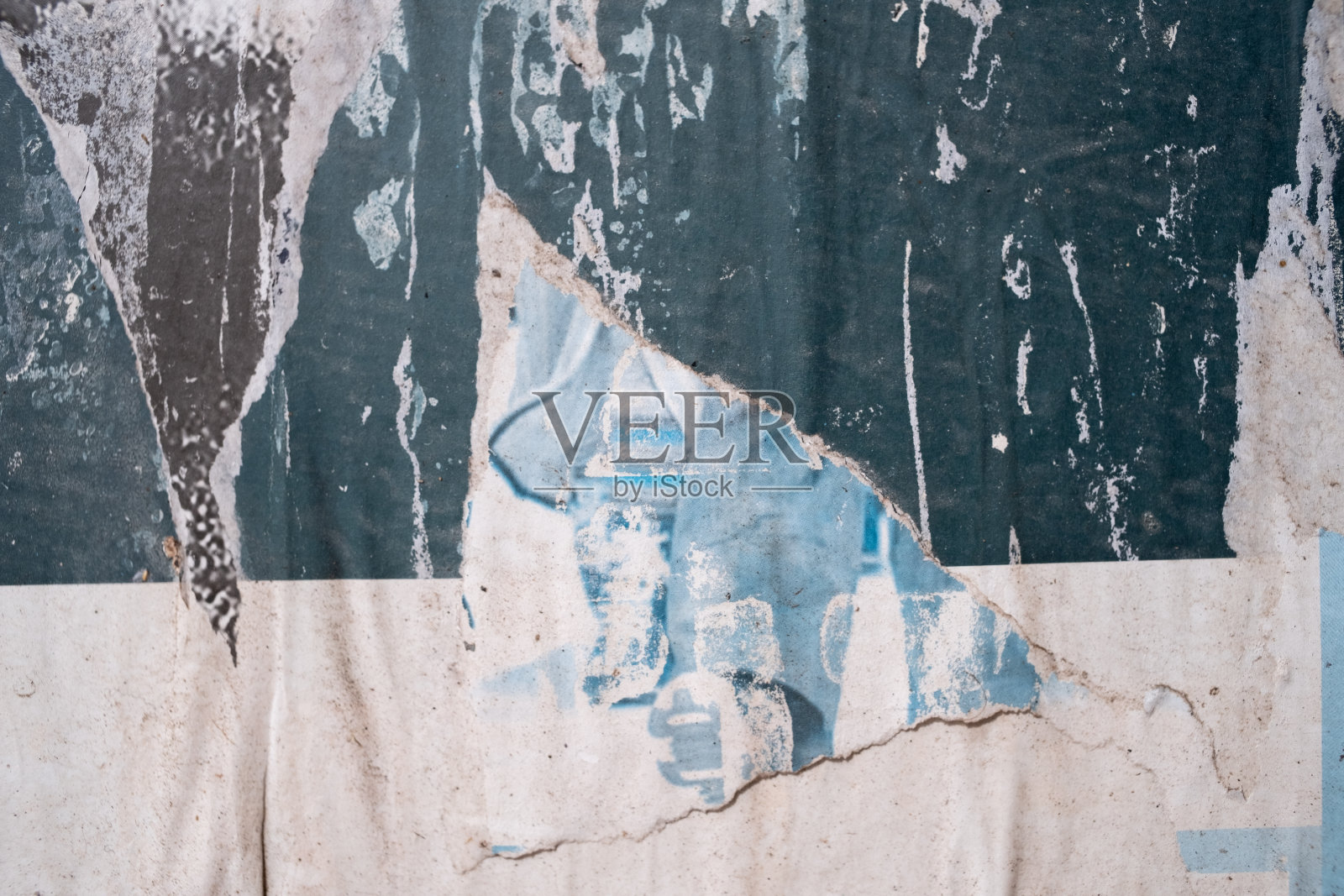 撕破的街头海报背景照片摄影图片