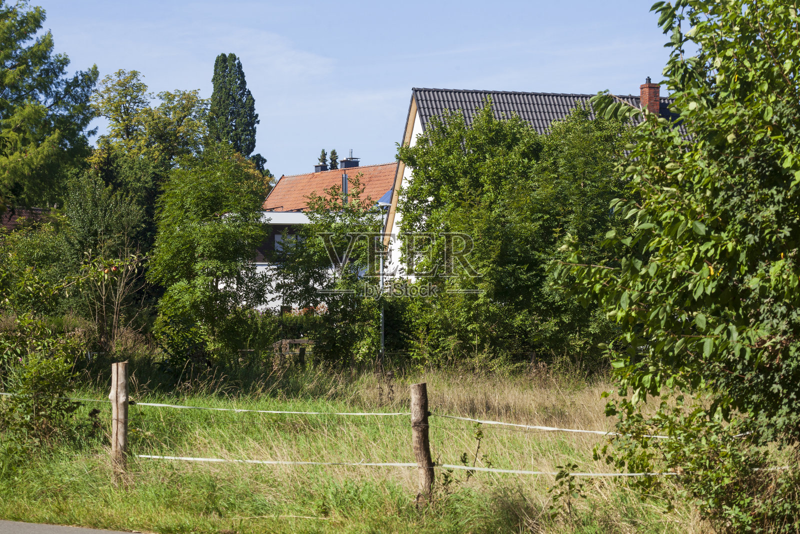 德国下萨克森州，乌恩斯托夫，有牧场和围栏的住宅建筑照片摄影图片