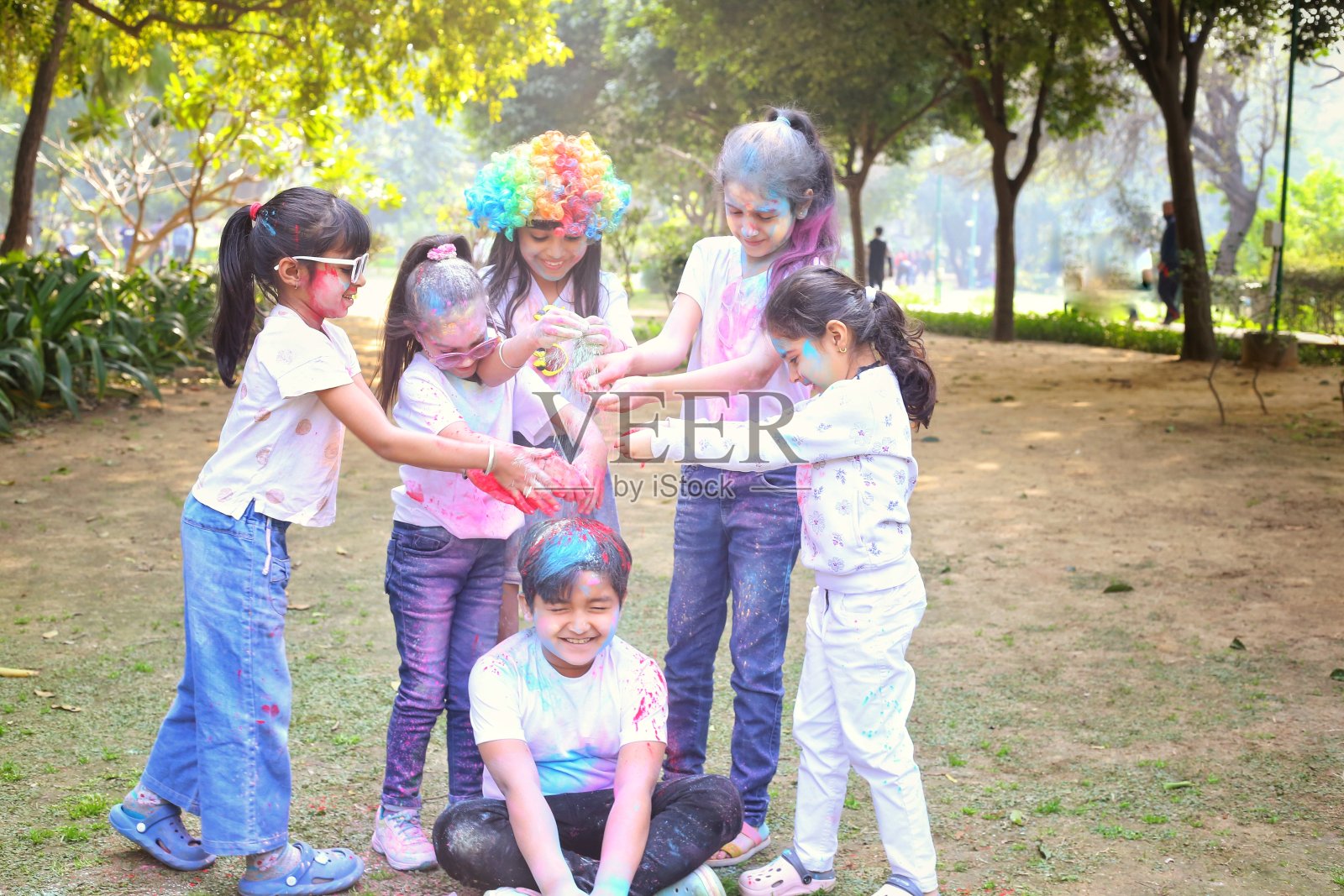 印度-彩色胡里节和孩子们玩胡里节照片摄影图片