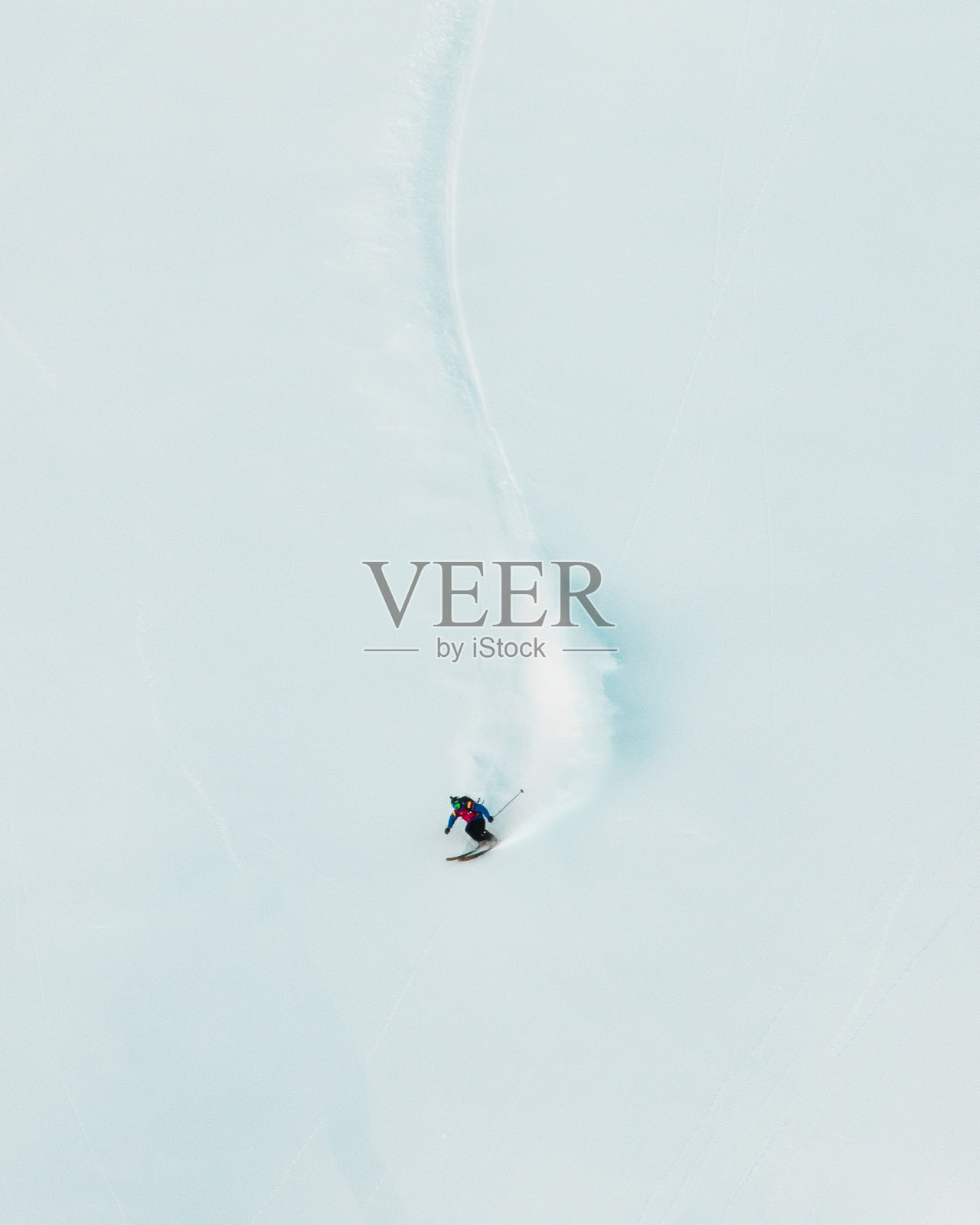 自由式滑雪者转弯照片摄影图片