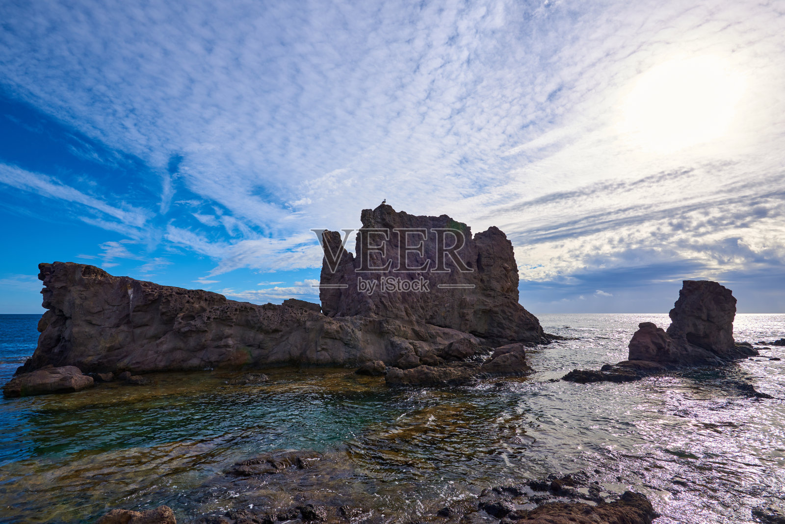 西班牙阿尔梅里亚的地中海岩石海岸照片摄影图片