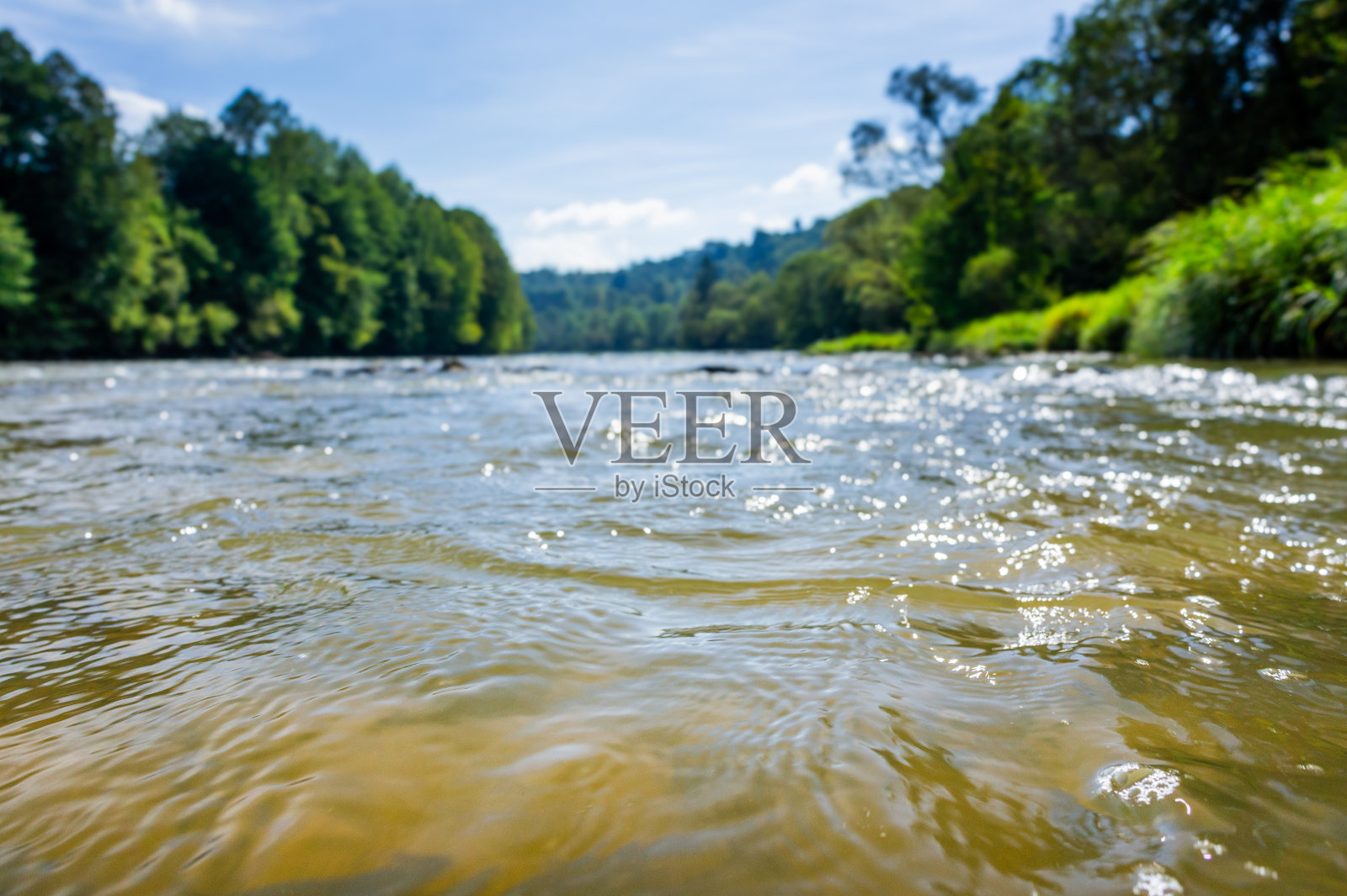 模糊的自然背景山河照片摄影图片