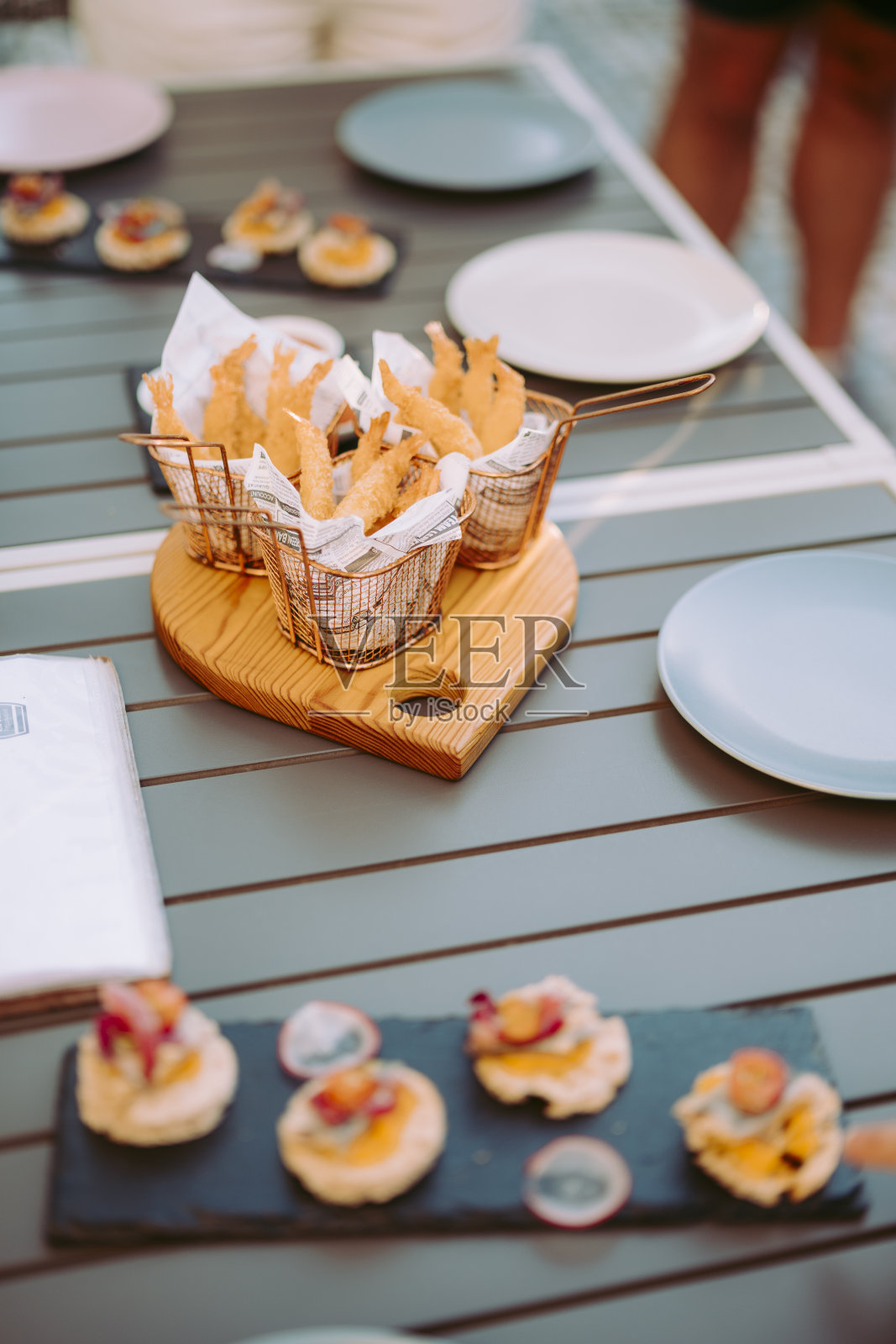 葡萄牙，餐厅餐桌上的美味炸虾配上酱汁照片摄影图片